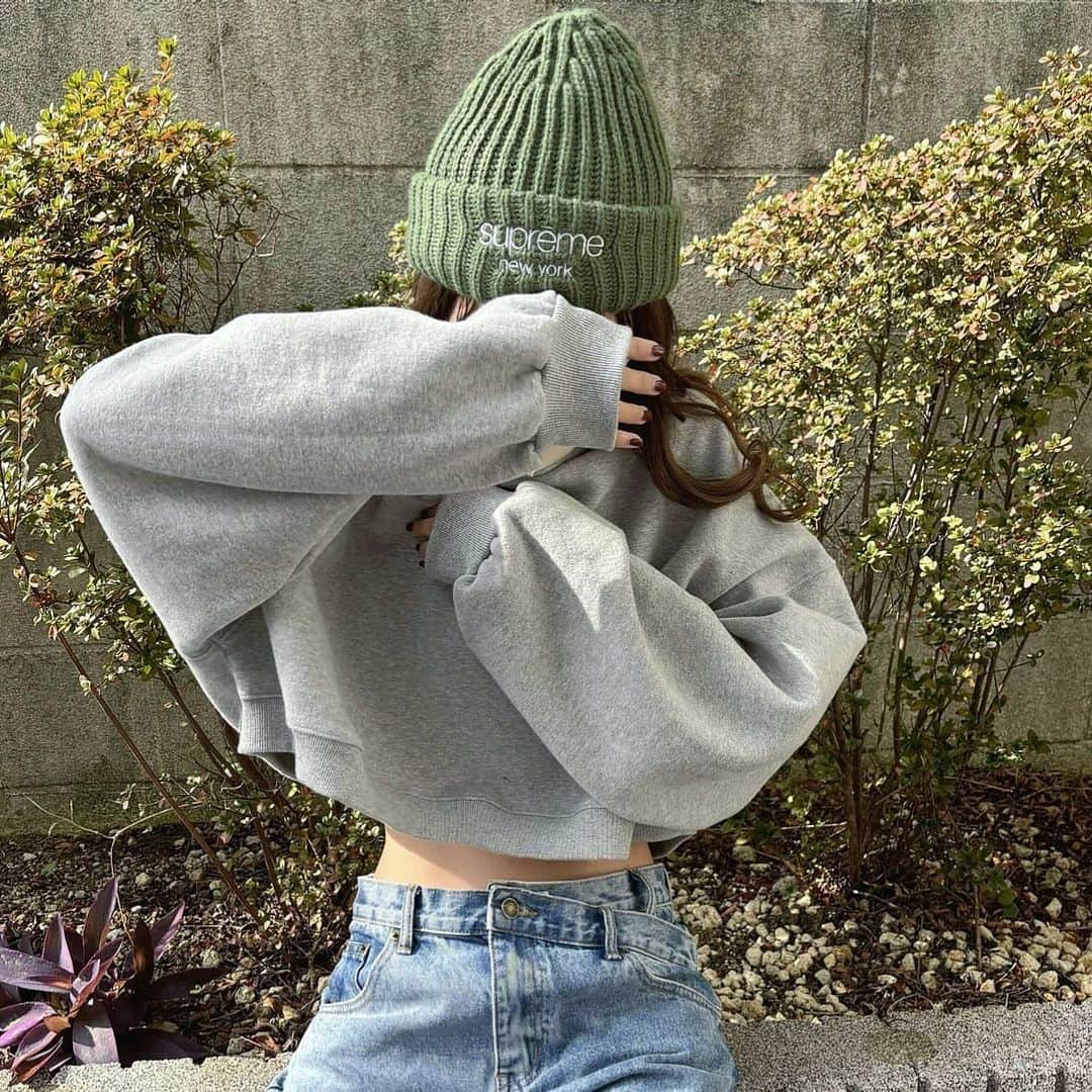 Maiのインスタグラム：「・ この前 @supremenewyork のオンラインで買ったニット帽✔︎  オリーブ色可愛い💚💚  #supreme」