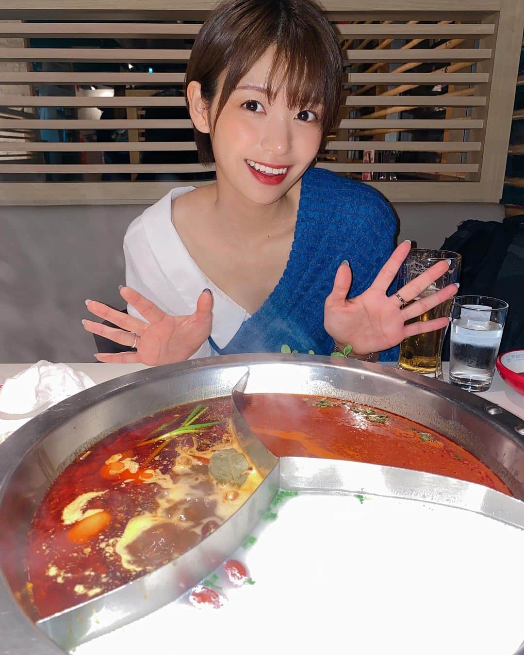 小坂田純奈さんのインスタグラム写真 - (小坂田純奈Instagram)「この前池袋で本場の火鍋食べてきた😳❤️‍🔥  食べ飲み放題で鍋の肉めちゃ美味しくて最高だった🫶🏻 私は3色鍋で、麻辣とトマトと白湯だったんだけど、 どれもめちゃ美味しかった🥹 個人的にはトマトが一番すきだった！  この時期は特に鍋が染みる🫶🏻  PR @pandahinabe #熊猫火鍋池袋店 #熊猫火鍋 #池袋グルメ #池袋ディナー #池袋居酒屋 #池袋鍋 #池袋火鍋 #PR #お酒好き女子 #酒好き女子」12月6日 21時22分 - official_junata