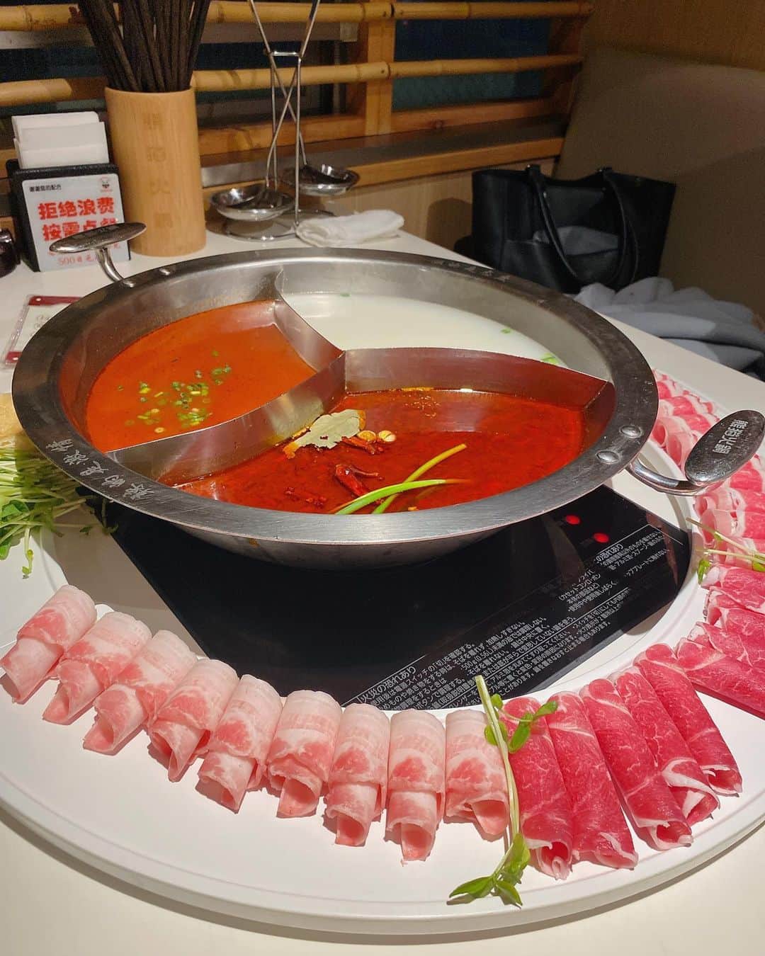 小坂田純奈さんのインスタグラム写真 - (小坂田純奈Instagram)「この前池袋で本場の火鍋食べてきた😳❤️‍🔥  食べ飲み放題で鍋の肉めちゃ美味しくて最高だった🫶🏻 私は3色鍋で、麻辣とトマトと白湯だったんだけど、 どれもめちゃ美味しかった🥹 個人的にはトマトが一番すきだった！  この時期は特に鍋が染みる🫶🏻  PR @pandahinabe #熊猫火鍋池袋店 #熊猫火鍋 #池袋グルメ #池袋ディナー #池袋居酒屋 #池袋鍋 #池袋火鍋 #PR #お酒好き女子 #酒好き女子」12月6日 21時22分 - official_junata
