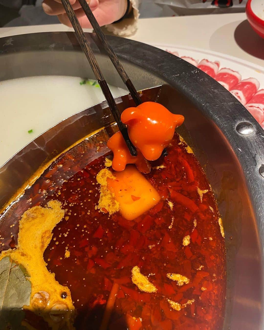 小坂田純奈さんのインスタグラム写真 - (小坂田純奈Instagram)「この前池袋で本場の火鍋食べてきた😳❤️‍🔥  食べ飲み放題で鍋の肉めちゃ美味しくて最高だった🫶🏻 私は3色鍋で、麻辣とトマトと白湯だったんだけど、 どれもめちゃ美味しかった🥹 個人的にはトマトが一番すきだった！  この時期は特に鍋が染みる🫶🏻  PR @pandahinabe #熊猫火鍋池袋店 #熊猫火鍋 #池袋グルメ #池袋ディナー #池袋居酒屋 #池袋鍋 #池袋火鍋 #PR #お酒好き女子 #酒好き女子」12月6日 21時22分 - official_junata