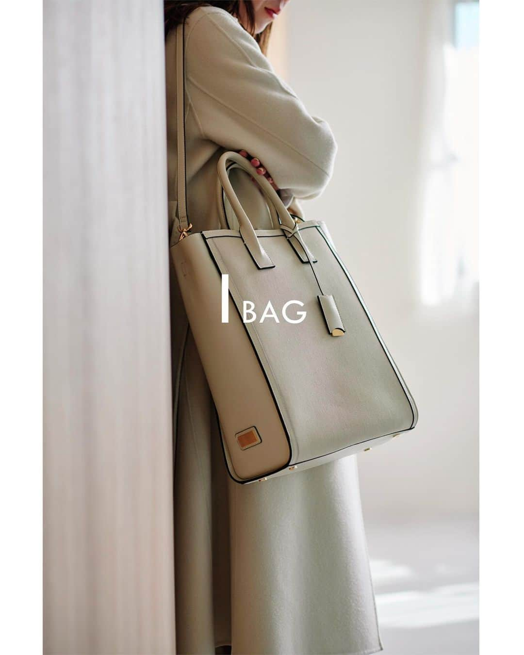 ロペさんのインスタグラム写真 - (ロペInstagram)「「I BAG」登場！ 働く私たちの隣に、ÉPORから新モデル誕生。 ⁡ 女性だけでなく男性にも持っていただけるシンプルなデザインに。 働く私たちの隣に、通勤やお出かけシーンの味方になるツールとして、デザイン性と機能性にこだわった「I BAG」。 先行予約がスタートです！ 新しい年に向けて新調されてみてはいかがでしょうか。 ⁡ ⁡ ⁡ ▶︎ITEM ⁡ #GGX84300  I BAG ¥25,300 (税込) ⁡  J'aDoRe JUN ONLINEでご購入いただけます。 ⁡ ⁡ ⁡ @epor_rope @jadorejunonline #ÉPOR #ロペエポール #Ibag #美しさととのう #ととのう #通勤バッグ #キャンバスバッグ #ロペ #ROPÉ #ropejp」12月6日 21時22分 - rope_jp