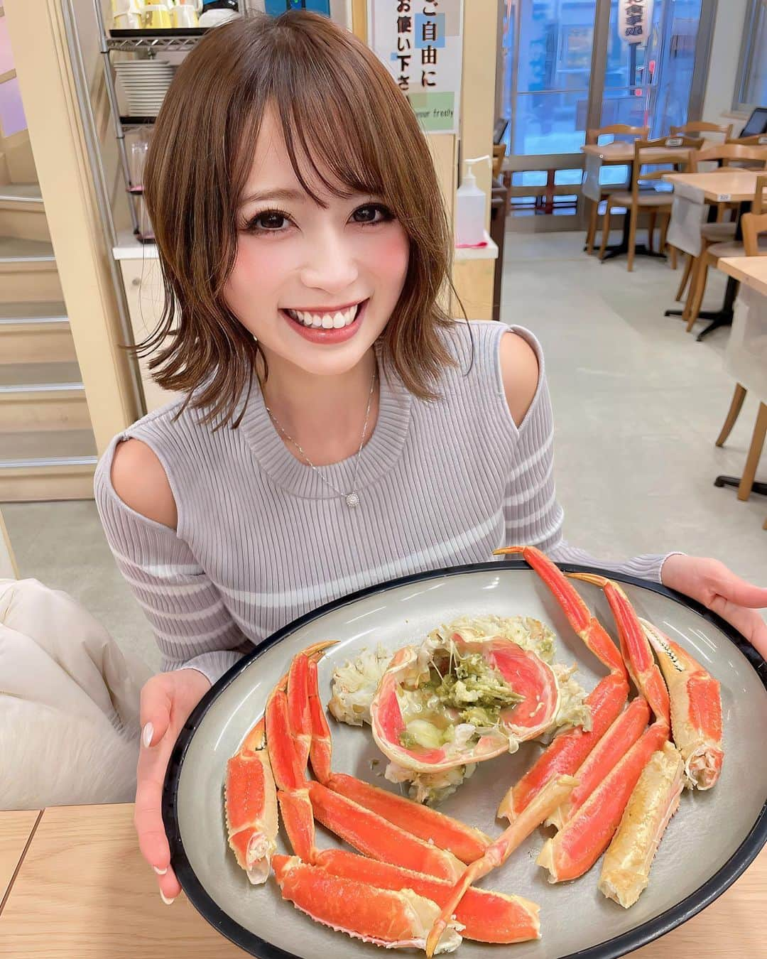 なみめろのインスタグラム：「⁡ ⁡ ⁡ ひゃっほーーーいっ😆😆💕 ⁡ 海鮮食べる為に小樽までドライブ🚗³₃ 1年以上ぶりに食べた蟹はおいしかったぁ🥺💖 ⁡ ⁡ ほんとは、毛ガニが食べたかったんだけど なかなかとれないみたいでなかった🥺 次は、毛ガニ食べれたらいいなぁ🦀💕 ⁡ ⁡ #小樽 #小樽グルメ #小樽海鮮丼  #北海道海鮮 #北海道旅行 #北海道インフルエンサー」