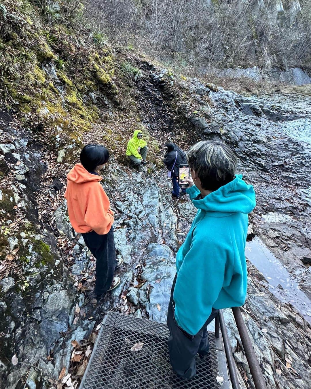 齋藤天晴さんのインスタグラム写真 - (齋藤天晴Instagram)「朝から群馬四万の方に📸  かなり寒かったけど やっぱり自然が多い場所は落ち着きますっ  来週開催のyounger × Sアパコラボのアイテム テックストリートをテーマにバチバチにかっこいいアイテム揃ってるので お楽しみにっ‼︎  #群馬観光#四万の甌穴#四万温泉#youngersong#テックフリース  #カーゴパンツ#オールブラック#自然#四万甌穴#冬コーデ #mensfashion #streetfashion #streetwear #streetcode #141 #f4f #lfl #flf #ootd #outfits #uzzlang #explore #explorepage #feedwear#ootd #ootdfashion #outfitoftheday #outfitinspo」12月6日 21時16分 - ten__sei