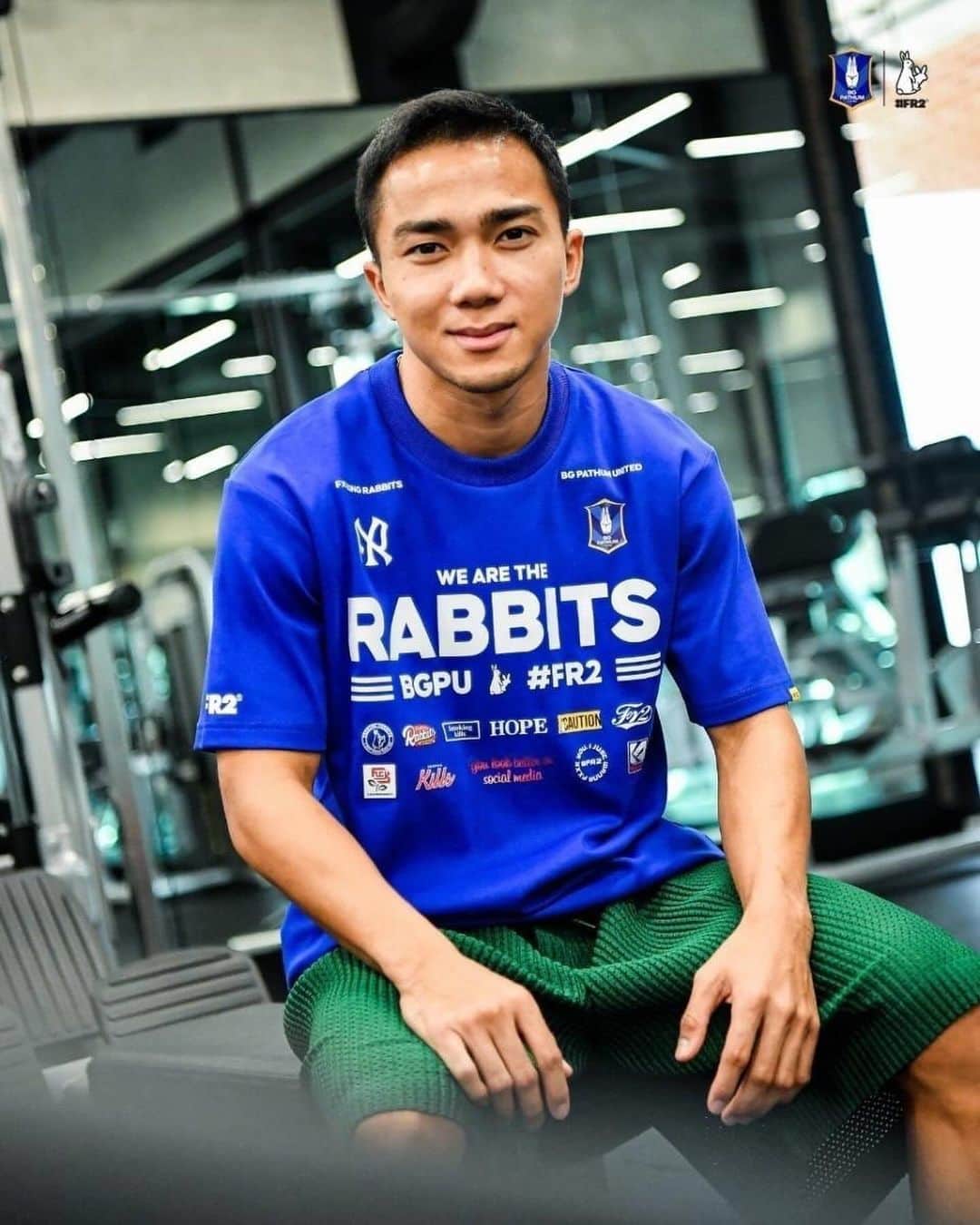 #FR2のインスタグラム：「BG UPDATE: "BGPU" จับมือ "#FR2" เปิดตัวเสื้อยืดสตรีทแฟชั่น BGPU X #FR2 OVERSIZE T-SHIRT   สโมสรบีจี ปทุม ยูไนเต็ด ร่วมกับ #FR2 แบรนด์สตรีทแฟชั่นชั้นนำจากประเทศญี่ปุ่น ผลิตเสื้อแฟชั่นคอลเลคชั่นพิเศษ OVERSIZE T-SHIRT พร้อมสกรีนลายรวมคอลเลคชั่นของ #FR2 และโลโก้ "BGPU" ด้านหลัง  เนื้อผ้าถักทออย่างปราณีตด้วยผ้าคอตตอน "Interlock" ริบคออย่างดี มาพร้อม 3 ไซส์ให้เลือกทั้ง S, M และ L กับเทรนด์ทรง "OVERSIZE" แถมยังติดป้าย "#FR2" แบบฟูลออปชั่น ผลิต และจำหน่าย 2 สี ทั้ง สีน้ำเงิน (Royal Blue) และสีขาว (White) มีจำนวนจำกัด (LIMITED EDITION)   กำหนดวางจำหน่าย วันเสาร์ที่ 9 ธ.ค. 66 ที่ BGPU MEGA SHOP ซึ่งในวันดังกล่าว "เดอะ แรบบิท" บีจี ปทุม ยูไนเต็ด จะเปิดสนาม บีจี สเตเดี้ยม รับการมาเยือนของ ราชบุรี เอฟซี บนเวทีไทยลีก 2023/24 อีกด้วย  BG UPDATE: "BGPU" & "#FR2" drop "OVERSIZE T-SHIRT" collection  BG Pathum United is proud to announced an exclusive "OVERSIZE T-SHIRT" collaboration with Japanese streetwear brand #FR2.  Weaven with "Interlock" cotton technique and excellent collar work; the "OVERSIZE" fitting shirt comes in S, M and L sizes. Choose your pick in Royal Blue or White (LIMITED EDITION).  09.12.2023 Available at BGPU Mega Shop and BGPUshop.com #BGPU #BGPUx#FR2 #BGPUCollaboration #FR2 #fxxkingrabbits #頭狂色情兎」
