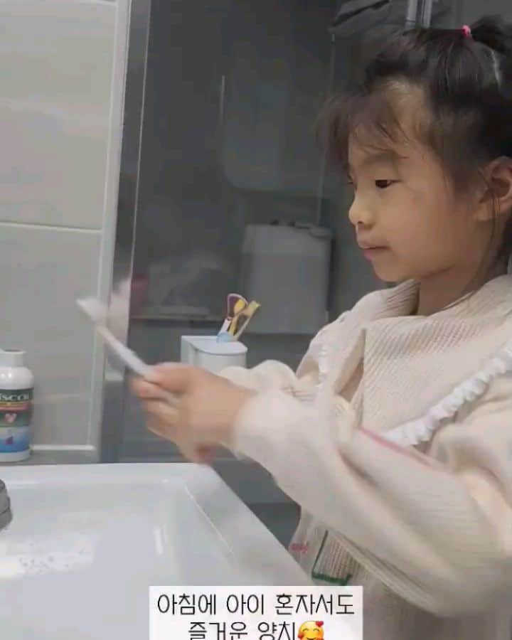 チョン・ガウンのインスタグラム：「먹는 음식만큼이나 중요한 치약!!! 이제는 바꾸셔야죠..   👍치과에서  진료시 사용하는 치약!! 👍국립의료원과 한국/미국 치과병원장 박사님들이 추천하는 치약!! 👍전국 3,000여 병원에서 사용중인 치약!! 👍각종 임상시험에서 우수한 성적의 치약!!   🥰국제적으로 인정받고,국내에서 한번더! FDA 살균력 승인확인!  한국생활용품시험연구원 살균력 88.8%!   <여기서 꼭 알고 넘어가야할 기본상식>   불소란 무엇일까요? 충치 예방을 위해 넣는성분을 말하는데요!   일반 치약은 1500ppm에서 1000ppm입니다!   디스콜C 거품치약에는  452ppm   그리고 디스콜-c 어린이치약은  유해성분이 함유되지않은 자연에서 추출한 천연성분과 천연 유래성분으로 이루어져 양치하며 알게 모르게  입안점막으로 흡수되는 성분들 !!  디스콜이라면 걱정 안하셔된답니다.  🧑‍🍼베베는 칫솔질이 힘든 영유아일경우, 거즈 또는 건티슈에 한방울만 살짝 묻혀 마사지하듯..잇몸이나 치아를 닦아주세요   👩‍👦디스콜C(어린이용)은  달달한 과일향이 나고.  거품제형이라 그런지 우리 소이는 굉장히 재밌어하고 전쟁같았던 치카시간이 즐거워졌답니다 펌핑을 많이 하면 맵게 느낄수있어요. 펌핑은 꾸욱~ 한번이면 충분해요.  #디스콜치약」