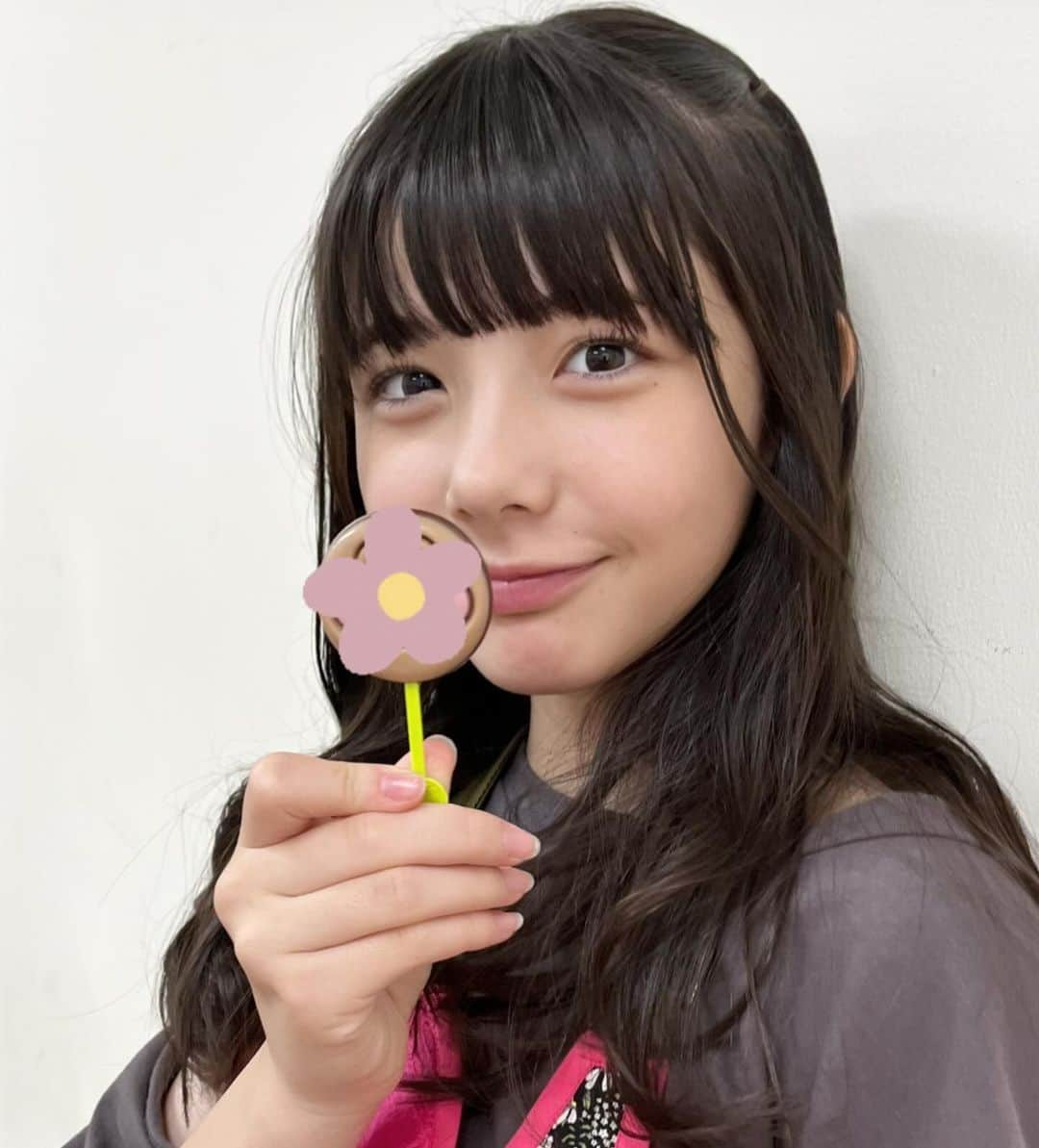 松尾そのまさんのインスタグラム写真 - (松尾そのまInstagram)「♡  今年はチョコレートが 少し食べれるようになりました✌︎  なんの報告笑笑  いろんな苦手を克服していきたいと思いまーす。  人生初のキャラクター棒付きチョコを食べたー✌︎  天才てれびくんは、 放送後1週間 NHKプラスで見られるよ みてねー👋  #松尾そのま #13 #jc1 #avex #avexmanagement   #てれび戦士  #天才てれびくん #天てれ #nhk #eテレ  #nhkプラス   #ニコラ　#ニコモ」12月6日 21時18分 - sonopy526