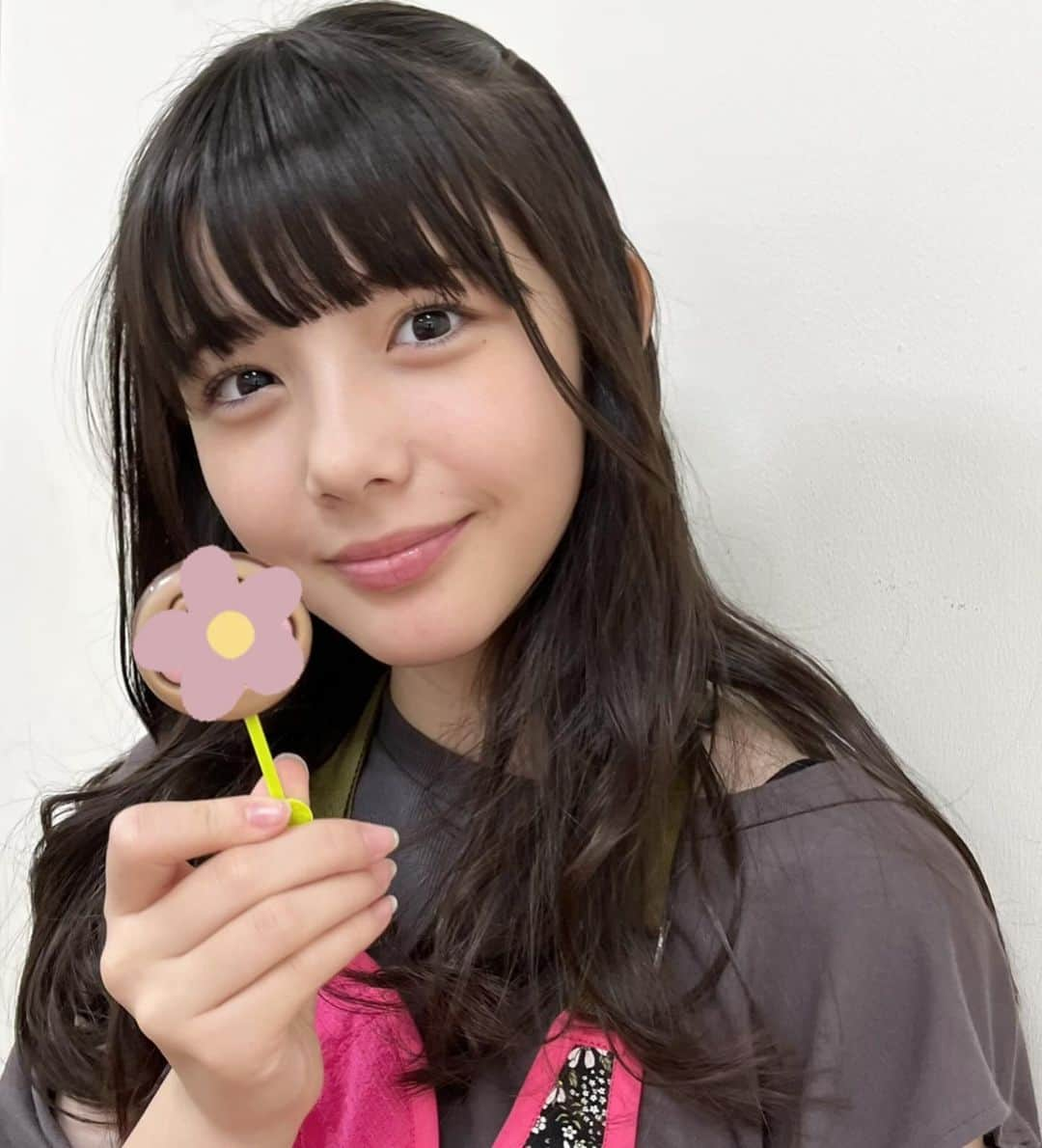 松尾そのまのインスタグラム：「♡  今年はチョコレートが 少し食べれるようになりました✌︎  なんの報告笑笑  いろんな苦手を克服していきたいと思いまーす。  人生初のキャラクター棒付きチョコを食べたー✌︎  天才てれびくんは、 放送後1週間 NHKプラスで見られるよ みてねー👋  #松尾そのま #13 #jc1 #avex #avexmanagement   #てれび戦士  #天才てれびくん #天てれ #nhk #eテレ  #nhkプラス   #ニコラ　#ニコモ」