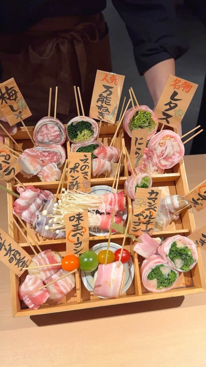 唯一無二の絶品グルメのインスタグラム：「【いろどり】 @東京：池袋駅から徒歩7分  野菜肉巻き串＆焼き鳥を食べられるお店。  大きめな野菜巻き串は食べ応え抜群で、卵黄をかけて完成する「すき焼き巻き」は絶対食べてほしい逸品！焼き鳥には銘柄鶏の「大山どり」が使われています！  チーズフォンデュを追加して浸しながら食べるのも最高！  野菜巻き串＆焼き鳥はそのまま食べても美味で、チーズフォンデュは605円で追加可能。  チーズフォンデュに合う串もピックアップされているので、そこからお好みの串を選ぶのもオススメです！  チョコに浸しながら食べるチョコフォンデュも販売されていて食後のデザートにもオススメです！  ⏰17:00〜22:50 🏪不定休 📍東京都豊島区東池袋1-29-1 サントロペビル 7F   #PR  #池袋グルメ #池袋ランチ #池袋カフェ」