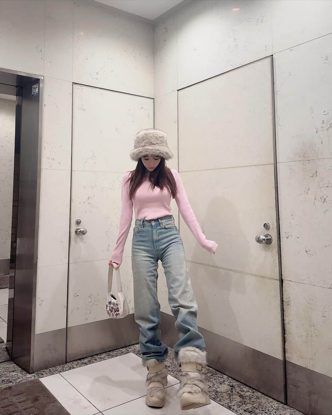三上悠亜さんのインスタグラム写真 - (三上悠亜Instagram)「私服🩷  @lily_brown_official と @maryquant_official の コラボは毎回可愛いくてゲットしてる🥺  ピンクニットはポップに合わせたかった✌️  今日あったかかったから ニット１枚でお外出れたよ🛼  もふもふ帽子と靴もお気に入り♡  #LILYBROWN #リリーブラウン　#PR」12月6日 21時19分 - yua_mikami