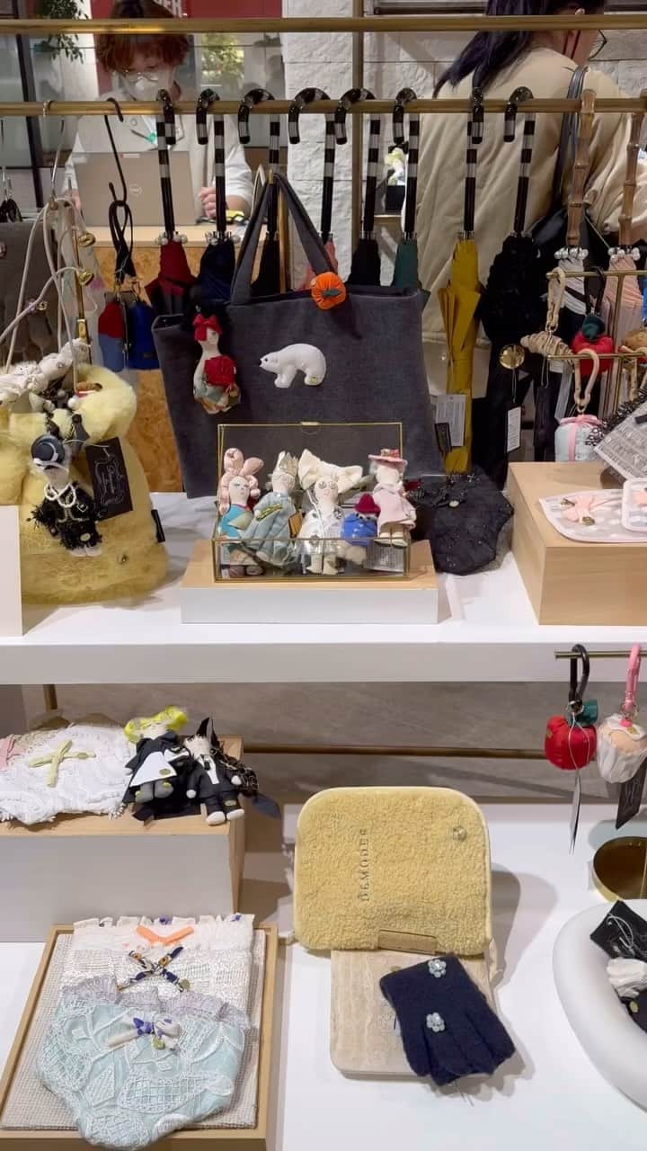 光杉真理子のインスタグラム：「• • @demodeeofficial × @gentilbandit   pop up store  📍阪神梅田本店　3F  鞄のデザインとカラーを選んで名前を刺繍  できるイベント。  私は、ミモザカラーにしました。😍  プードルの刺繍がまた可愛い。  ギフトにも、すごくオススメ。  期間中は、demodeeのデザイナーに会えます。  出来上がりが楽しみ❣️  #demodee #デモデ　#gentilbandit #阪神 #阪神百貨店 #阪神梅田本店 #popu#popupshop #popupstore」