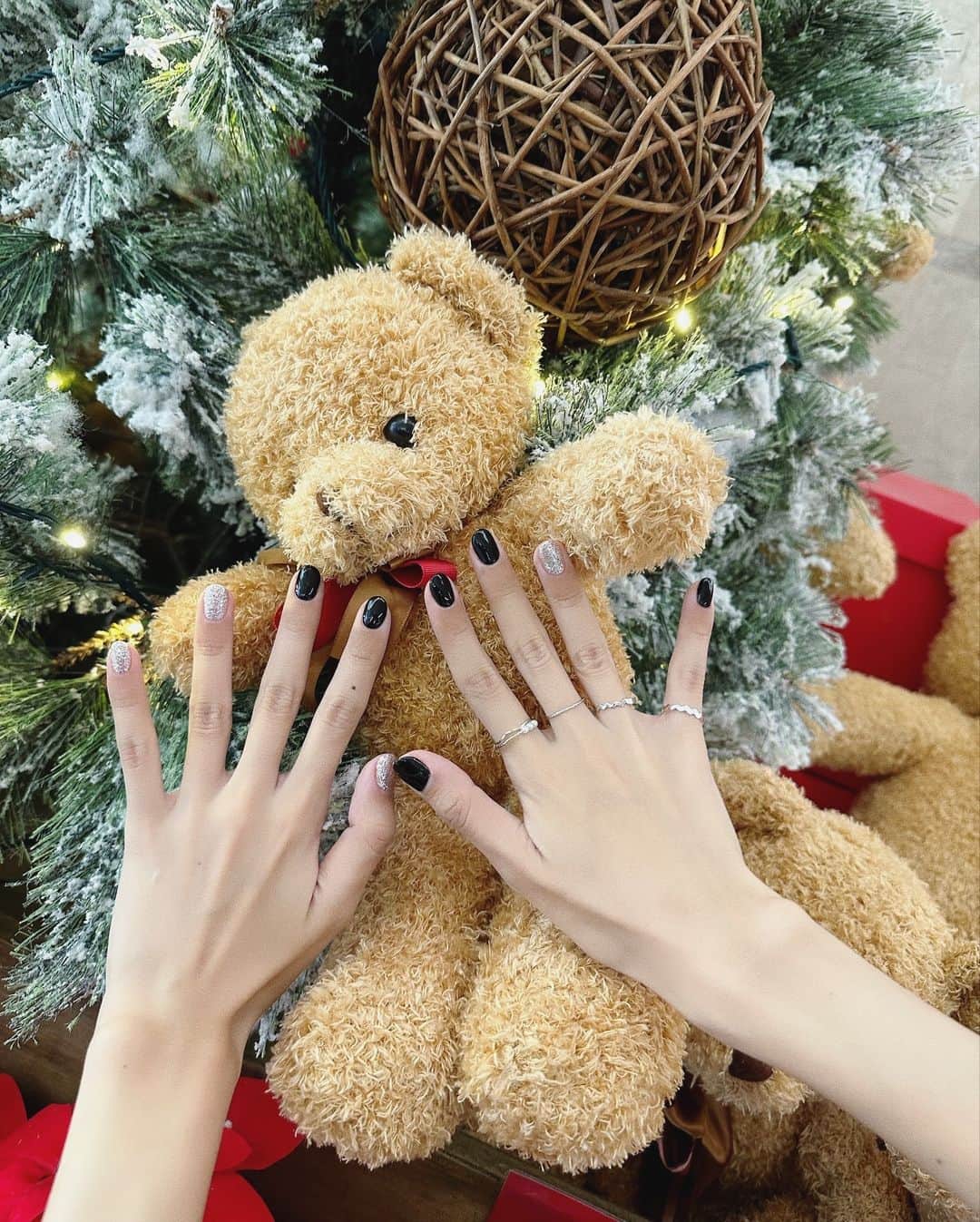 秋山衣梨佳のインスタグラム：「💅 　 　 冬だから白っぽくしようって 思ってたのに黒したすぎて🤤 一応シルバーで冬っぽく⛄️ 　 指輪はERiccaのだよ💍 プロフィールのリンクから購入できます✌️ 　 　 #Newnail#nail#えりかりん💅」
