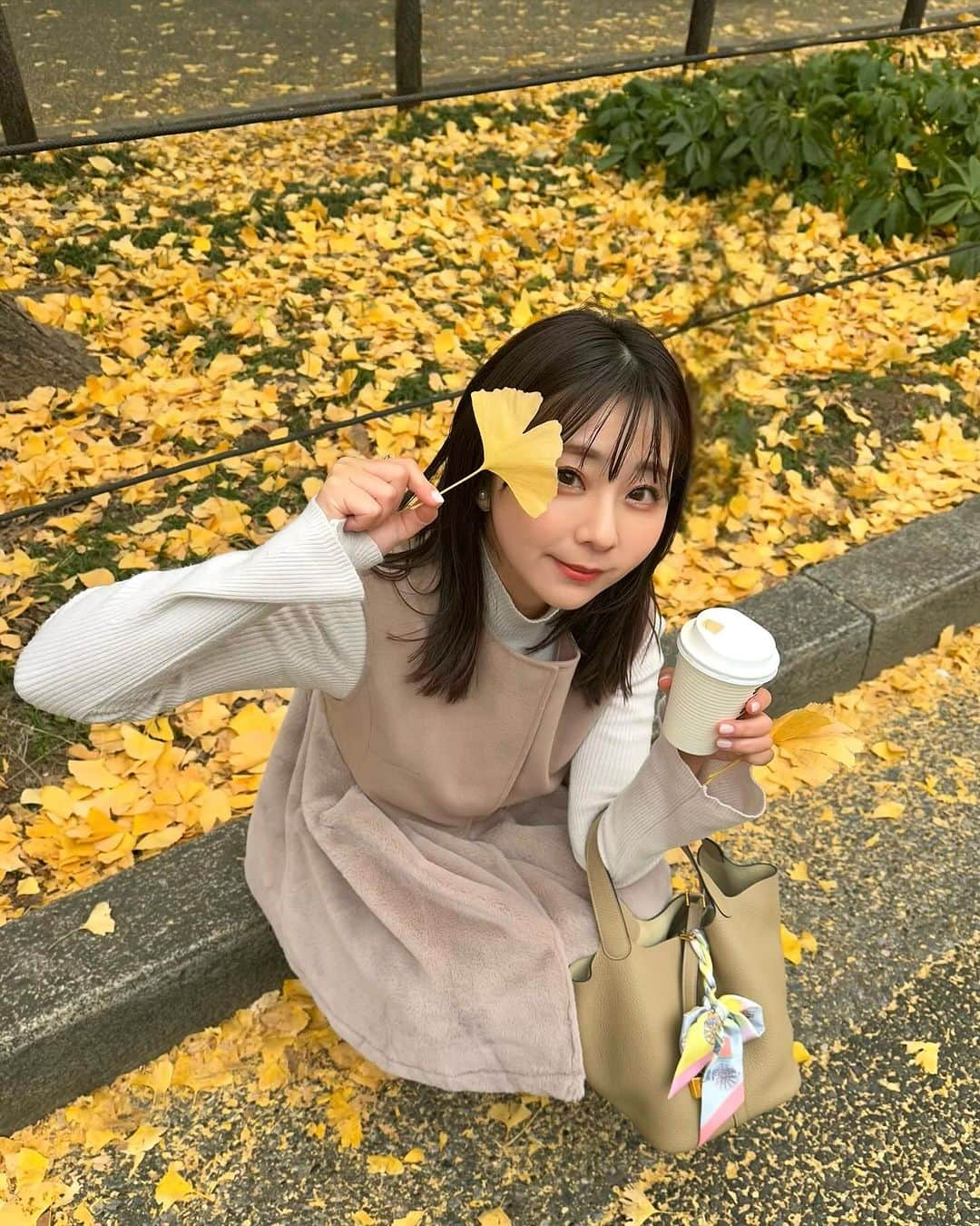 横田亜美のインスタグラム：「. 展示会前に昨日立ち寄ったら まだまだ綺麗だった🍂 . . #外苑前いちょう並木 #外苑前 #イチョウ並木 #いちょう #銀杏並木 #いちょうの木 #ピコタン #ピコタンロック #ピコタンロックmm #hermes #外苑前カフェ  #グレイル #pr #grl #qoo10 #qoo10メガ割 #qoo10アンバサダー #30代ファッション #朝ドトール」