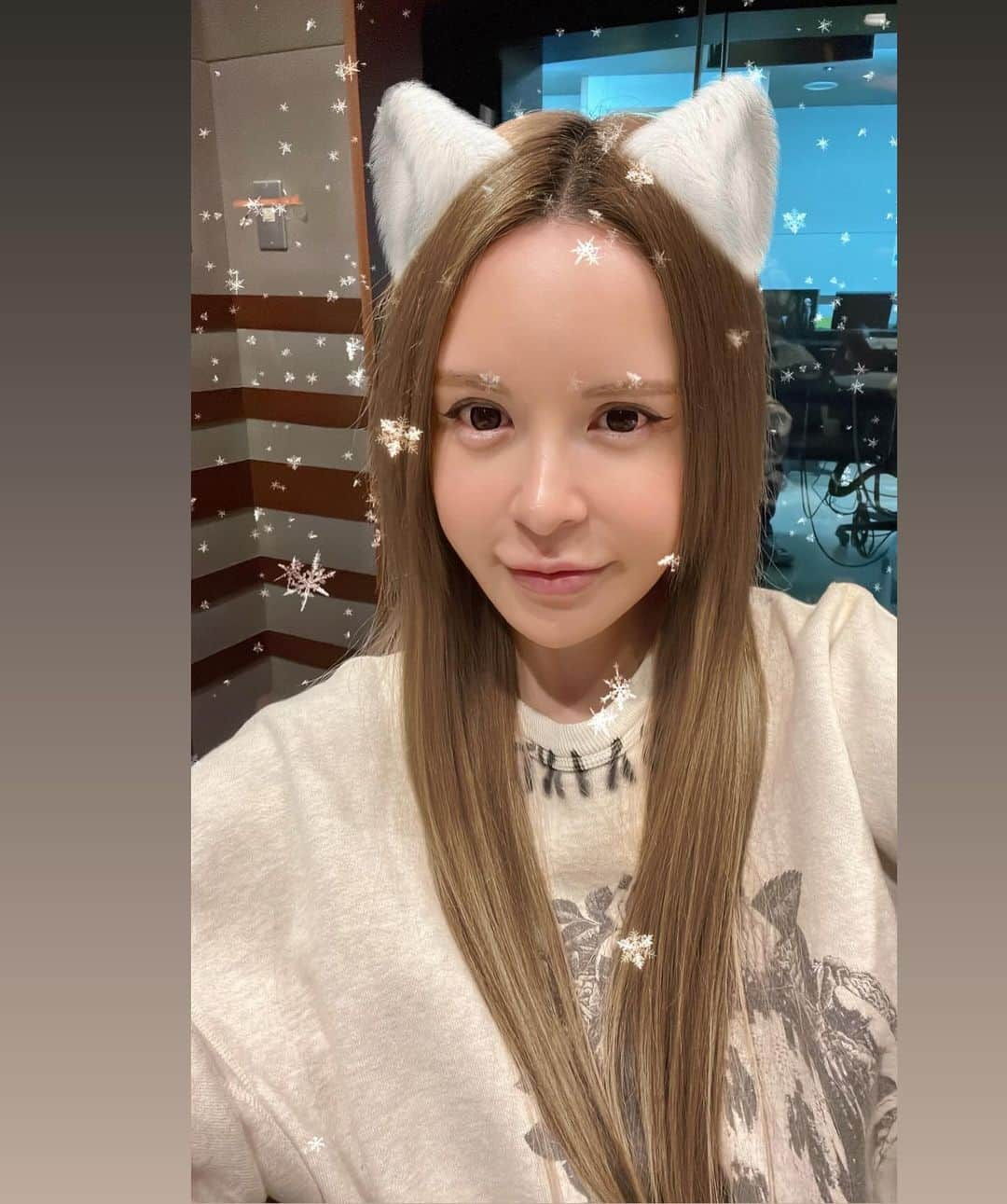 森藤恵美さんのインスタグラム写真 - (森藤恵美Instagram)「今年初の表参道のイルミネーション見れた✨☺️ 12月に入ってクリスマスイルミネーションやツリー等が続々と飾られだしたね～🎄✨🎅 それと同時にお正月飾りも売ってる🥹🎍w 和と洋の融合が色濃く出るのも毎年この時期ならでは😚  #和洋折衷 #クリスマス #お正月」12月6日 21時20分 - emi_morifuji