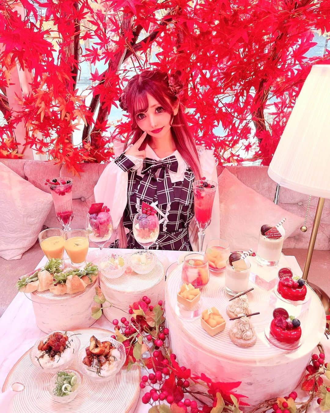 桜咲姫奈のインスタグラム：「オートクチュールカフェ 表参道店❤️ (@hautecouturecafe_official )  秋だから店内 紅葉になってた🫶  お洋服はプリメロちゃん (@marsofficialjapan ) チェックセトア♥️ お外はこれに ケープコート 羽織ってたよ(*´ ˘ `*)♡  #オートクチュールカフェ  #表参道カフェ  #プリメロ #プリメロコーデ #marscoordinate #mars #PrincessMelody #LiLimPark #マーズ #マーズコーデ #ガーリーコーデ #地雷コーデ #量産型コーデ #地雷系女子 #地雷女 #地雷系 #量産型オタク #量産型 #量産型女子 #ガーリー #リボン」