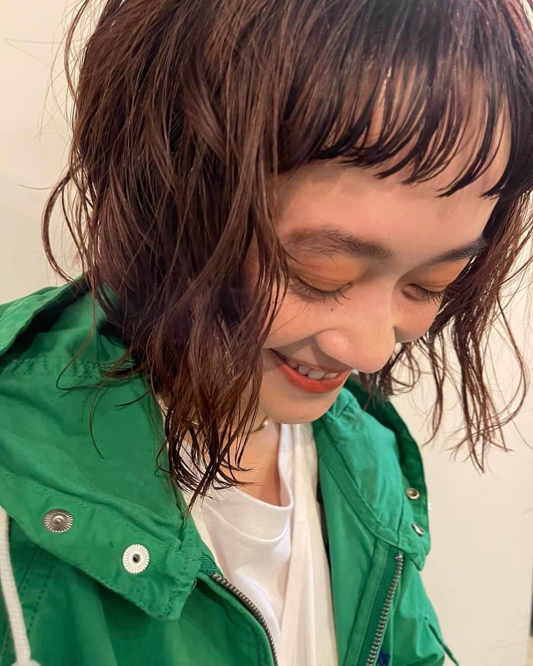 Yanagihara Hirokiさんのインスタグラム写真 - (Yanagihara HirokiInstagram)「オン眉✂︎✂︎ ・ ・ アイロンで動きを出して　@hay_natural  でスタイリングも良いですよ。 ・ 12月もあっという間 よろしくお願いします。 ・  癖やパーマ、アイロンで巻いたスタイリングには　@1dk_official_  ドロップがオススメ ・ ハーフドライでも乾いた髪にも使えます。 ・ スタイリングを楽しもう。 ・ ストレートに飽きた人は是非！ ・ ・  最終的にはその人に似合っているかどうか ・ カットが上手くても、カラー知識があっても、似合ってないと素敵ではない。 ・ 作りたいデザインの押し売りもダメ、かと言って言われた通りしかしないのもダメ。 『その人にとっての最高なヘアデザイン』を提案する為に美容師やっています。 ・ 似合わせ得意なので　ハッシュタグつけるとすれば #似合わせの神　#似合わせの達人　　⇦みんな書いてるので。 @yanagihara_hiroki  よろしくお願いします。  美容室　SOIE SHIBUYA @soie__shibuya  ・ 平日　11時〜20時 木曜日・土曜日10時〜19時 日曜日・祝日　10時〜18時半 ・ ・ ・ ・ ・ ・ ・  ＃小顔ショート＃東京サロンモデル#東京サロン#ヘアセット #ショートヘア女子#ショートヘア #ベリーショート  #ハンサムショート#マッシュヘア#マッシュショート＃スタイリング＃センター分け＃大人カジュアル#ハンサムマッシュ#マッシュショートヘア#ショートカット #ショートスタイル#ハンサムショート女子＃大人ショート＃黒髪#センターパート#ショートヘアアレンジ  #1dkhair #1dkスタイリグドロップ #1dkスタイリグオイル #1dkスタイリグソルベ」12月6日 21時20分 - yanagihara_hiroki