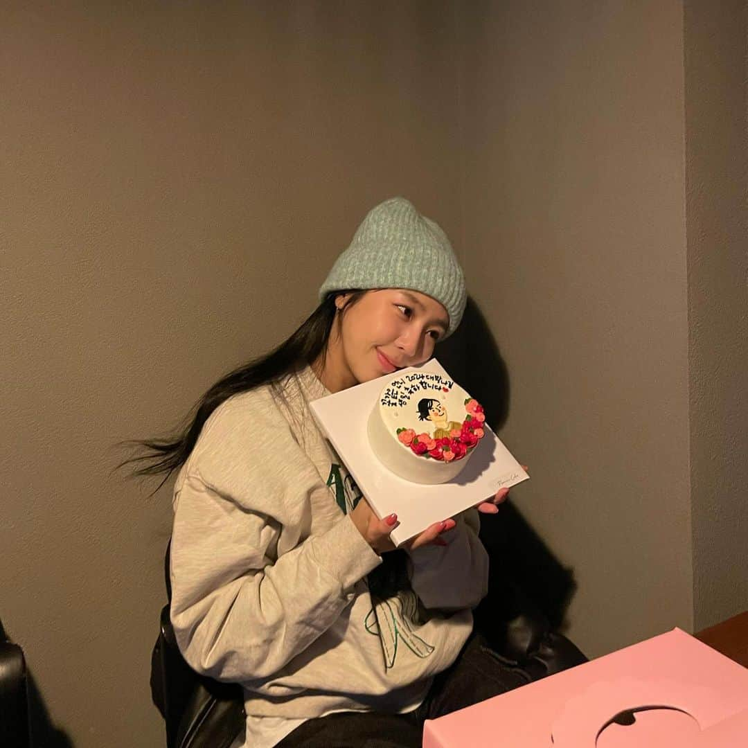 キム・イェウォンのインスタグラム：「축하해주신 많은 분들 덕분에  정말 정말 행복한 생일을 보냈습니다♥️ 제가 잊지 않고 잘 할게요!!!!! 올 한해 너무 따뜻했다는 걸 온전히 느끼는 날이었어요 살앙행용 💜😬🫶🏻」