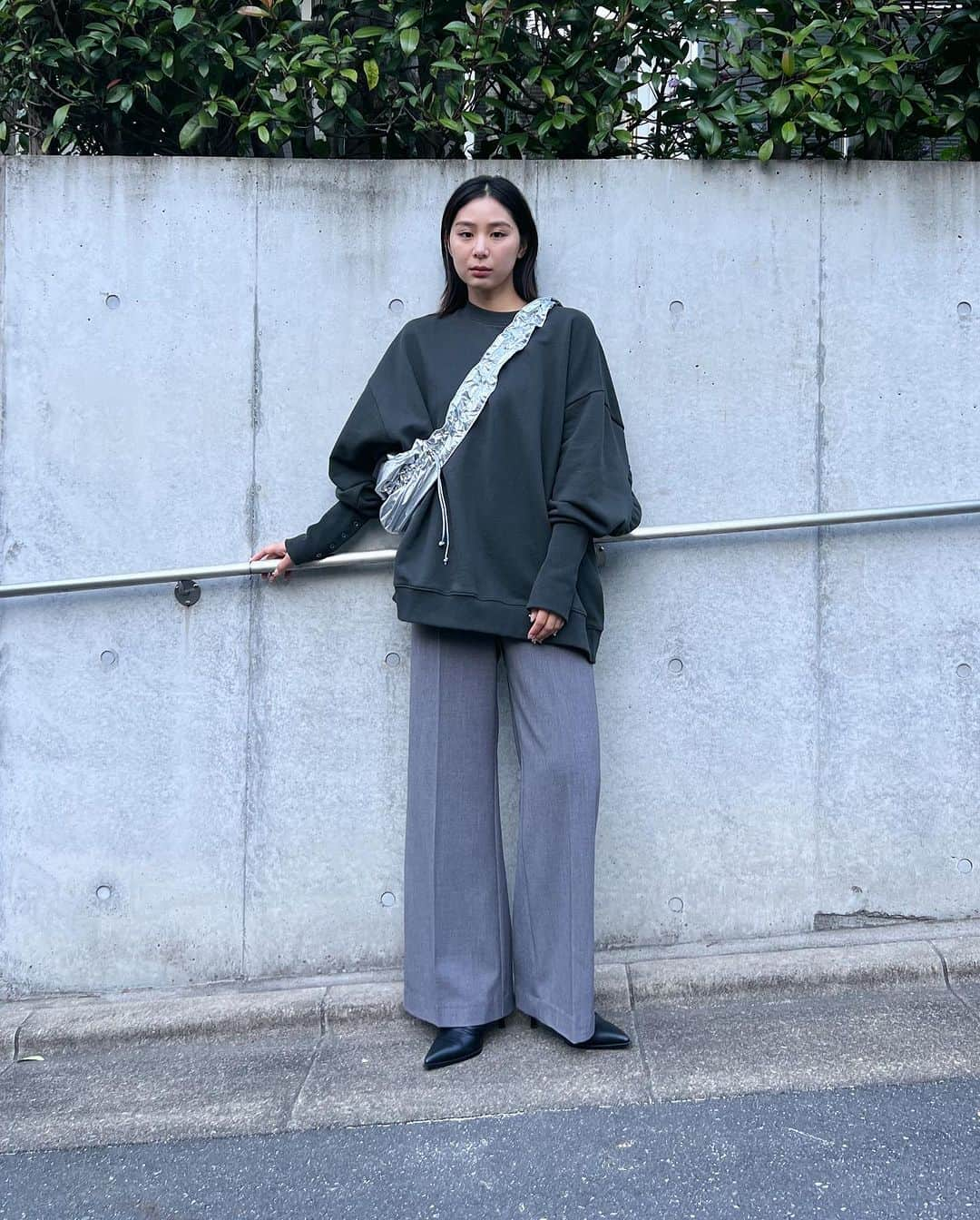 MOUSSY SNAPのインスタグラム：「#MOUSSYSNAP @erika_mtzk 162cm SHIBUYA109店スタッフ  SHEL’TTER WEBSTOREにて24SS SPRING PRE ORDER開催中！ ・BACK GATHER LOOSE SWEATS(010HS680-0360) ・CENTER PRESS FLARE PANT(010HSJ30-0190)  ・POINTED SHORT BOOTS(010GA652-5750) 全国のMOUSSY店舗／SHEL'TTER WEBSTORE／ZOZOTOWNにて発売中。  #MOUSSY」