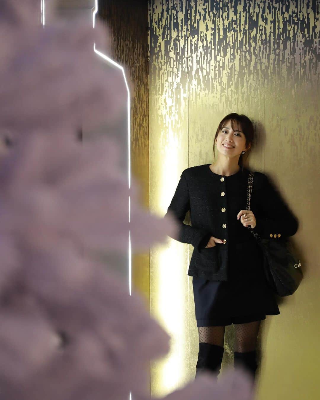 東原亜希さんのインスタグラム写真 - (東原亜希Instagram)「どこで撮っても素敵になるようにつくられておりました🫶 原宿駅からすぐ。17日まで開催しているそうです🎄家事を忘れて幸せな時間でした😂🩷 #chanelbeauty  #chanelwonderland」12月6日 21時26分 - akihigashihara