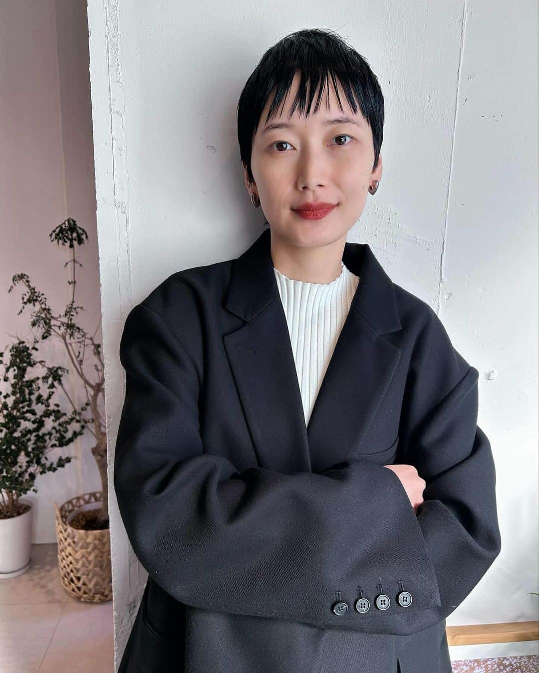 潮田あかりのインスタグラム：「来年に向けてニューヘア🐉🌟人生で一番短く💇‍♀️パワースポット柳さんいつもありがとうございます🥹🩵」