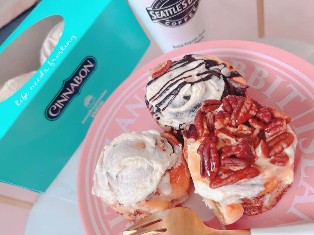 羽咲みはるさんのインスタグラム写真 - (羽咲みはるInstagram)「初めてシナボン食べたよーーー🩵🩵 めてゃあまあまで 美味しかった！！！🥹  いい香りでハルちゃんずっとうろうろしてた😂 #シナボン」12月6日 21時31分 - miharu_usa