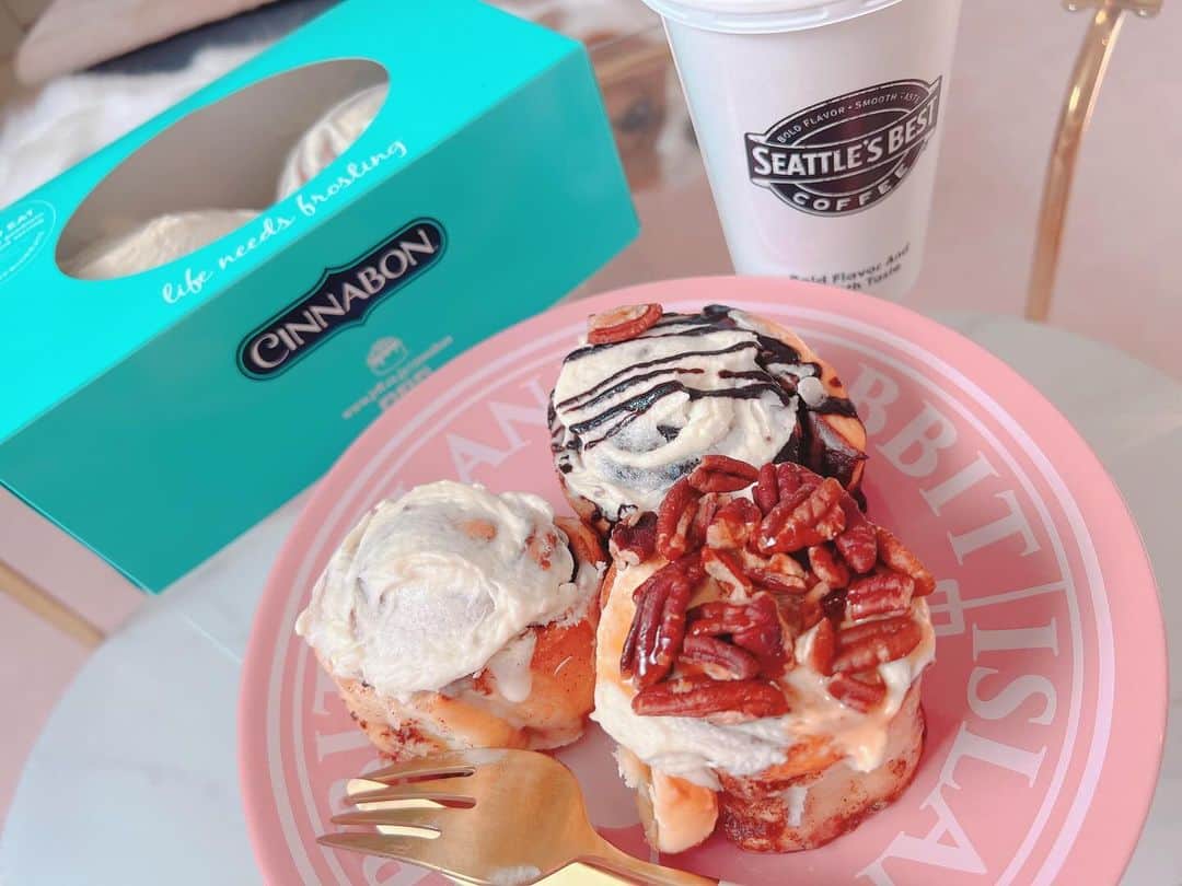 羽咲みはるさんのインスタグラム写真 - (羽咲みはるInstagram)「初めてシナボン食べたよーーー🩵🩵 めてゃあまあまで 美味しかった！！！🥹  いい香りでハルちゃんずっとうろうろしてた😂 #シナボン」12月6日 21時31分 - miharu_usa