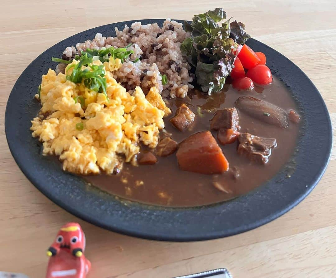 印度カリー子のインスタグラム：「オムカレーした。  なんか違う気がして、草全部食べてチーズinした。  天才だった。」