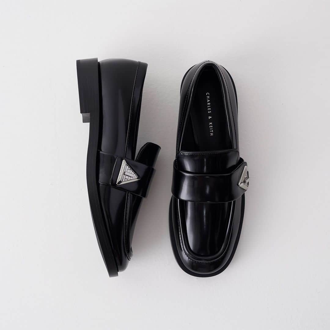 CHARLES & KEITH JAPAN CHARLES & KEITHのインスタグラム：「トラディショナルなローファーに添えられたトライアングル型のバックルは斬新なアクセントに。⁠ タイムレスなデザインの中ながら、個性が光る一足。⁠ ⁠ ▷Trice トライス メタリックアクセントローファー ⁠ ⁠ #CharlesKeithFW23 ⁠ #チャールズアンドキース」