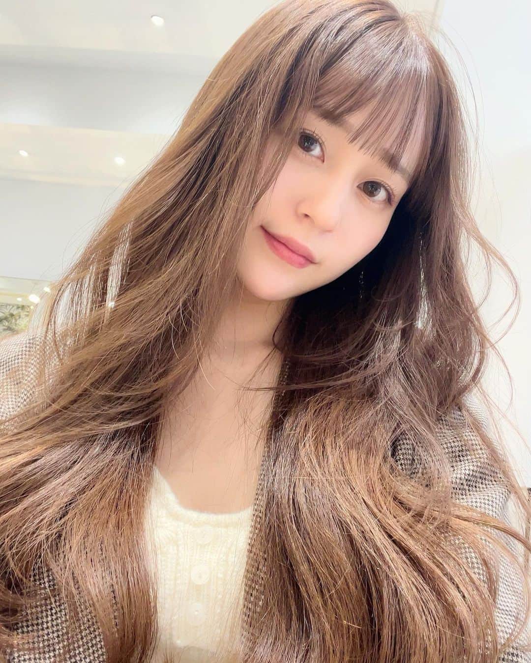 牧野真鈴のインスタグラム：「ずっと変わらないロングヘア♡  毎回綺麗にしてもらって保っています🥰 #ロングヘア #ヘアスタイル」