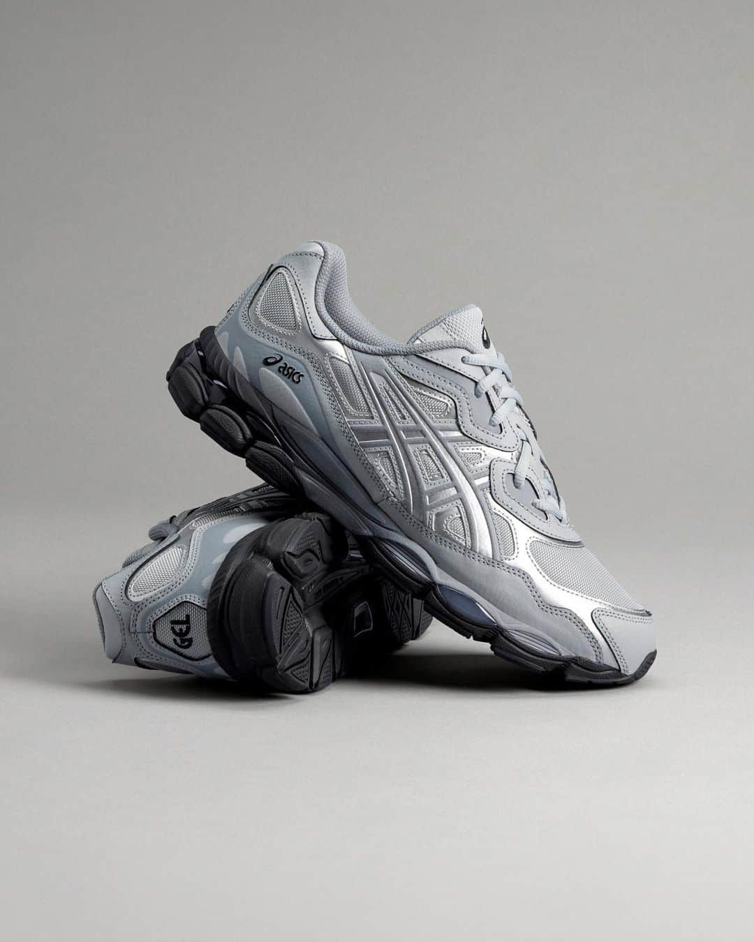 UNITED ARROWS & SONSのインスタグラム：「asics GEL-NYC「Mid Gray / Sheet Rock」を12月7日（木）に発売いたします。  パフォーマンスランニングスタイルからインスピレーションを得て生まれたモデル「GEL-NYC」。そのネーミングは、常に新しいスタイルが生まれる街であるニューヨークに由来。本シリーズはアシックスのアーカイブから、それぞれの象徴的なデザインと機能を掛け合わせ、今までにない履きこなしを目指して作られたマッシュアップモデル。アッパー構造は、2000年代初頭の「GEL-NIMBUS 3」をベースに、「MC-PLUS V」のさまざまなデザイン要素をブレンド。また、「GEL-CUMULUS 16」のソールを採用することで、アッパーのレトロな雰囲気とは対照的なイメージを醸し出し、前足部および後足部に搭載されたGELテクノロジーが快適な履き心地を追求しています。  ■取り扱い店舗：ユナイテッドアローズ&サンズ、オンラインストア  #unitedarrowsandsons #unitedarrows」