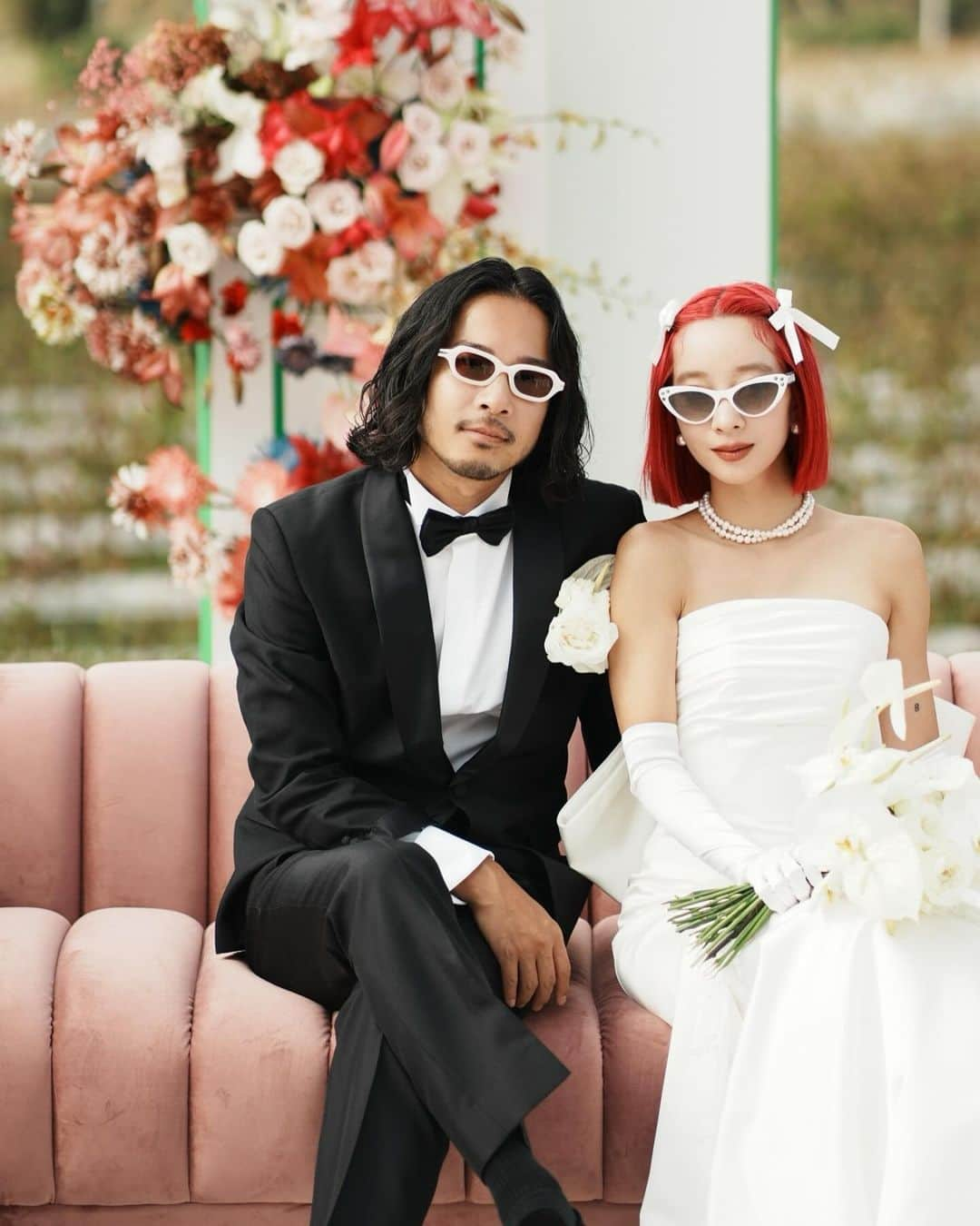 AMIのインスタグラム：「結婚式photo💒 まだまだアップしたい写真がたくさん🥺  ベビーピンクと赤の組み合わせは 私が1番好きなカラーの組み合わせ。 色って本当に重要なポイント👌 🎀も所々に。  引き出物のbagもオリジナルプリントで。 缶バッチも全て 夜な夜な2人で手作りしました🦋 終わった後も使ってもらえるようなアイテムで。  素敵な🥂 @moetchandon  ありがとうございます💗  @watabewedding  @espousal_wedding_event   #amikennywedding  #MoetChandon  #モエエシャンドン」