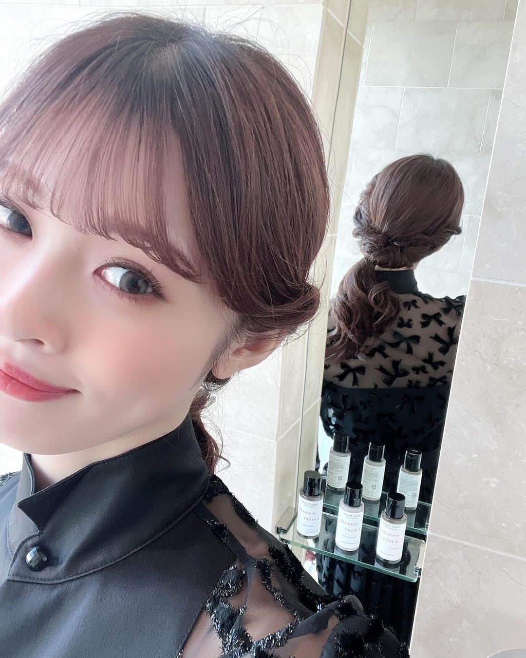 君島憂樹さんのインスタグラム写真 - (君島憂樹Instagram)「25ansさん✖︎オークラ東京 クリスマスアフタヌーンティーイベント🎄🫖 お越しくださった皆様ありがとうございました！ ⁡ 今日は、お衣装を見た瞬間即決だった キラキラの黒の🎀柄のセットアップ @emporioarmani とキラリとポイントになるアクセサリー @royalasscher.jp  でクラシカルをイメージにヘアメイクもして頂きました🎄  #25ans #オークラ東京 #クリスマス #アフタヌーンティー #母娘」12月6日 21時39分 - yuuki_kimijima0427