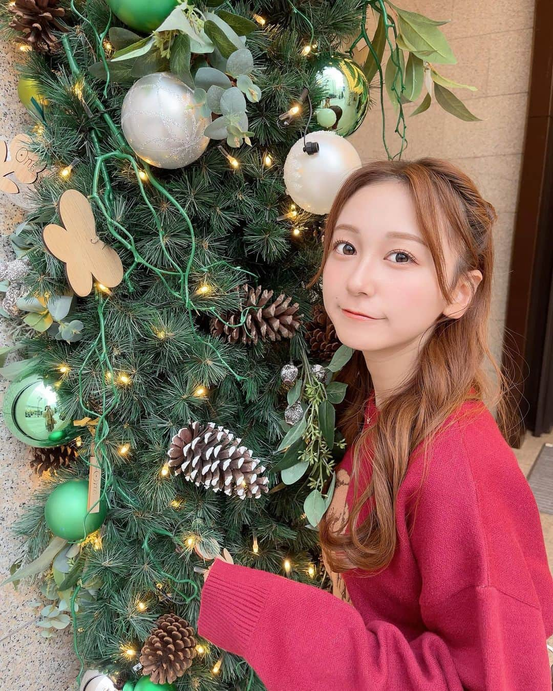 宮坂杏さんのインスタグラム写真 - (宮坂杏Instagram)「クリスマスツリー見つけるとほっこりするね〜🎄🌟  #désir #くまちゃん #セーター #韓国カラコン #hapakristin #ハパクリスティン #クリスマスツリー #クリスマスコーデ #ハーフ顔 #おでこ #ヨシンモリ #センターパート #ブリーチなし #オレンジブラウン #christmas #00 #red #photography #selfie #japanesegirl」12月6日 21時50分 - miyacii.kaeru