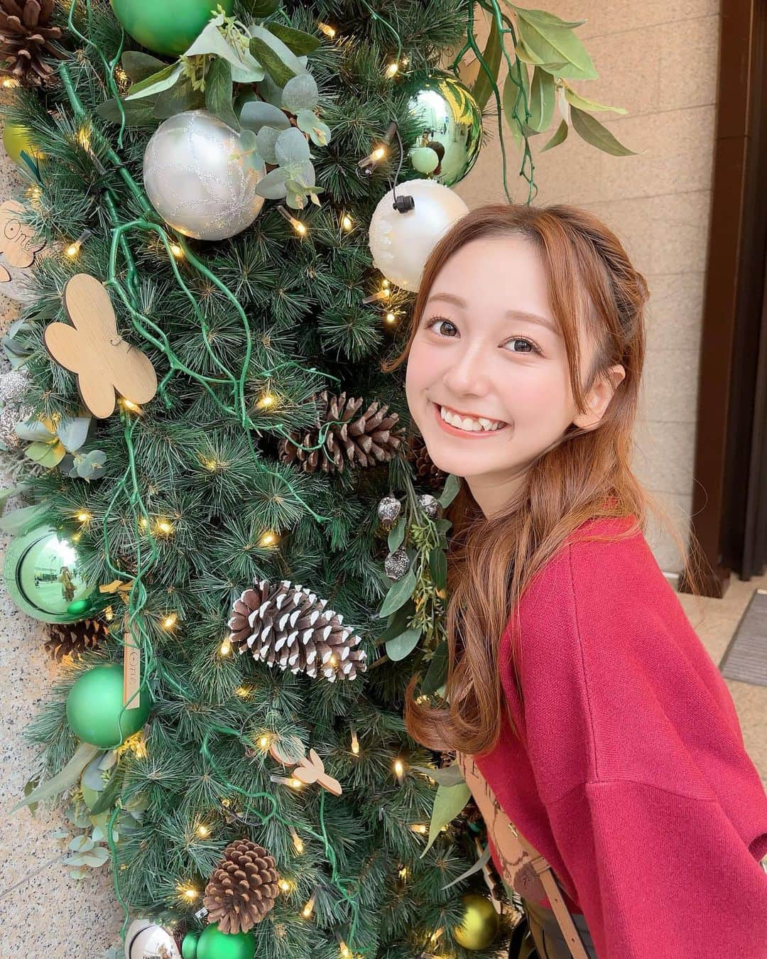 宮坂杏さんのインスタグラム写真 - (宮坂杏Instagram)「クリスマスツリー見つけるとほっこりするね〜🎄🌟  #désir #くまちゃん #セーター #韓国カラコン #hapakristin #ハパクリスティン #クリスマスツリー #クリスマスコーデ #ハーフ顔 #おでこ #ヨシンモリ #センターパート #ブリーチなし #オレンジブラウン #christmas #00 #red #photography #selfie #japanesegirl」12月6日 21時50分 - miyacii.kaeru