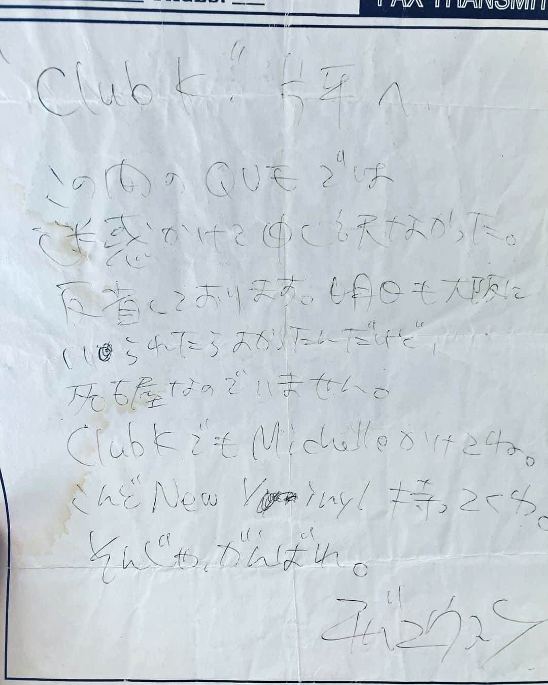 片平実さんのインスタグラム写真 - (片平実Instagram)「コロナ以降の自分は、 正直どん底にいる事が多かった。 もう止めようか。 DJなんていらんわ。  そんな事を察するわけもなく、 って、ロックスターは神通力みたいなもんがあるのか 察するかのように チバさんは今年の始まりに顔を出してくれた。 本当に楽しそうなチバさんと (チバさんのDJ時や楽屋の様子がカメラに残っていたりしますが、割愛) バドワイザーを酌み交わし、 どうかしたくらい、ハグしてキスしまくった。 ごめんなさい。 言葉にはしなかったけど ああ、わかるんだと思った。 全部バレてると。  DJって楽しいよ。 ロックって必要なんだよ。 チバさんの笑顔みてたら、 改めてそんな風に思えた。  そっから今まで、Getting Betterとしては毎月のオールナイトを復活したり、手探りの暗中模索でしかないけど、とにかく鳴らす事を止めなかった。 明らかに、あの日からギアが入ったみたいだった。  チバさんとは、自分にとっては原点であり、根本であり、特別な存在。 カミさんとも出会えてなかったかもしれない。  写真は'97年頃、THE CLUB Kってのやってた時、 大阪でのDJ前にもらったメッセージ。 こんな気遣いするくらい、優しい兄貴だった。  幸いなことに、何人かの素晴らしいミュージシャン達と今だにご一緒させてもらう時がある。 自分にとっては財産そのものだし、これからも大事にしていきたい。 それは音源しかり、THEE MICHELLE GUN ELEPHANTも、ROSSOも、 The Birthdayも、全ての素晴らしいロックがあるから、ロールしていける。  チバさんに託されたパーティー Greatful Rock Party since 1996. 俺がGetting Better主催 ROCK  DJ、片平実だ。 ロックさせてくれ。」12月6日 21時42分 - minorukatahira