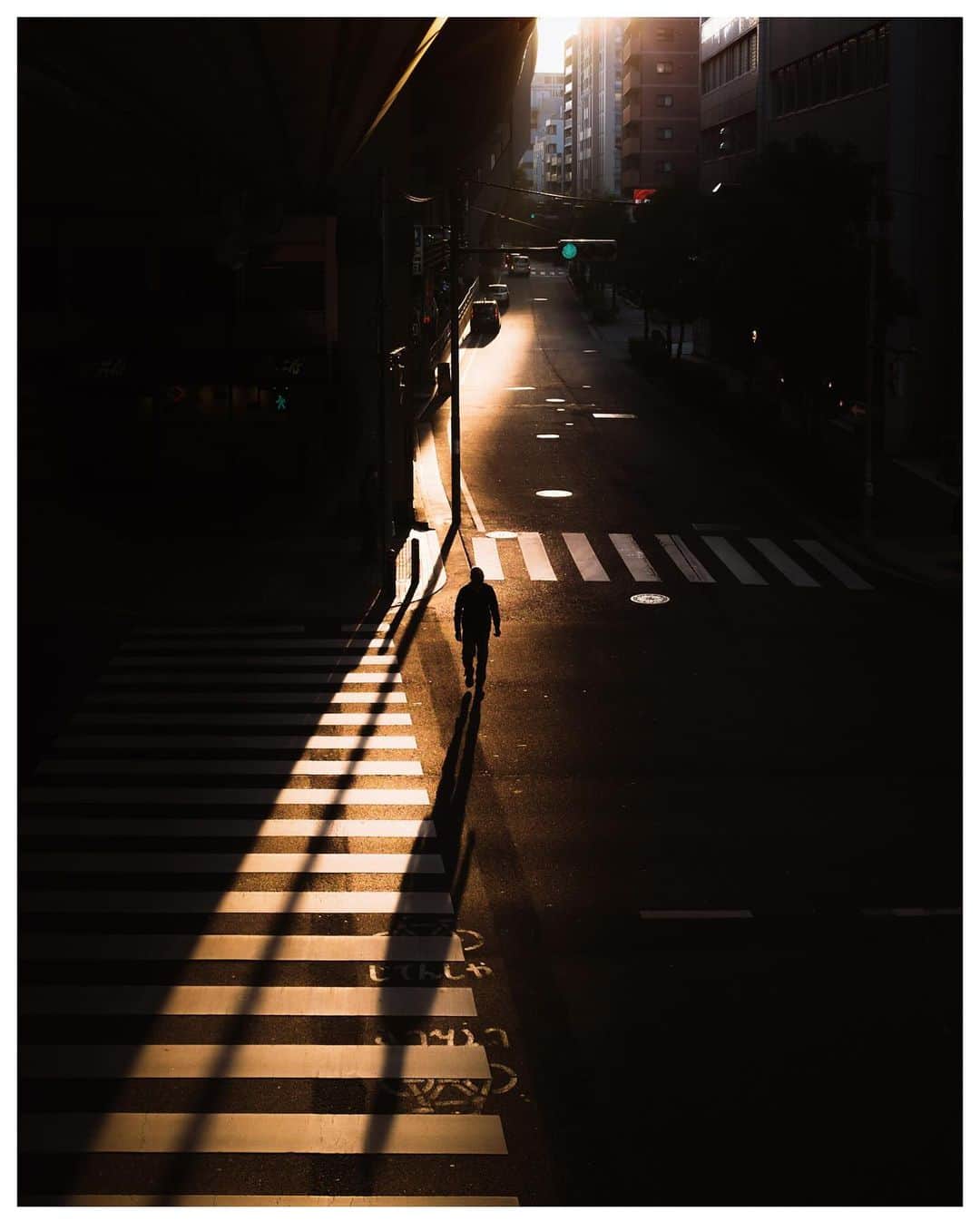 Takashi Yasuiのインスタグラム：「Tokyo 🚶‍♀️ February 2022  📕My photo book - worldwide shipping daily - 🖥 Lightroom presets ▶▶Link in bio  #USETSU #USETSUpresets #TakashiYasui #SPiCollective #filmic_streets #ASPfeatures #photocinematica #STREETGRAMMERS #street_storytelling #bcncollective #ifyouleave #sublimestreet #streetfinder #timeless_streets #MadeWithLightroom #worldviewmag #hellofrom #reco_ig」