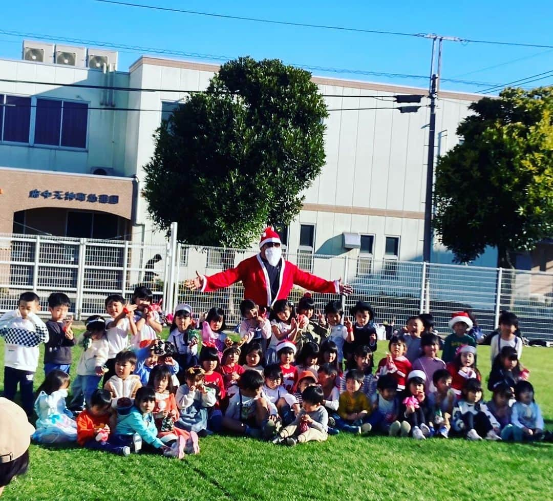 浅原拓真のインスタグラム：「今年もやってきました、バズサンタ！🎅  みんなの笑顔が僕の原動力デ〜ス #サンタ」