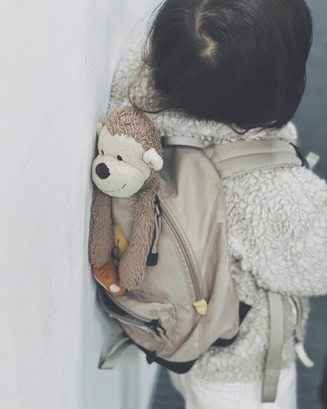 菊池亜希子のインスタグラム：「私もリュックに入って運ばれたいな〜💭  #モンチとジョージ #jellycat」