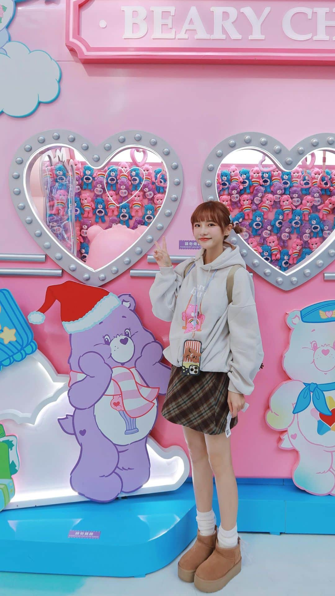 Ninaのインスタグラム：「香港的Cares bears Express聖誕列車🎄 太可愛了！！ 好多可愛商品可以買 連拍照的佈景都很用心💖  地址：朗豪坊4樓通天大樓 日期：到2024年1月1日」