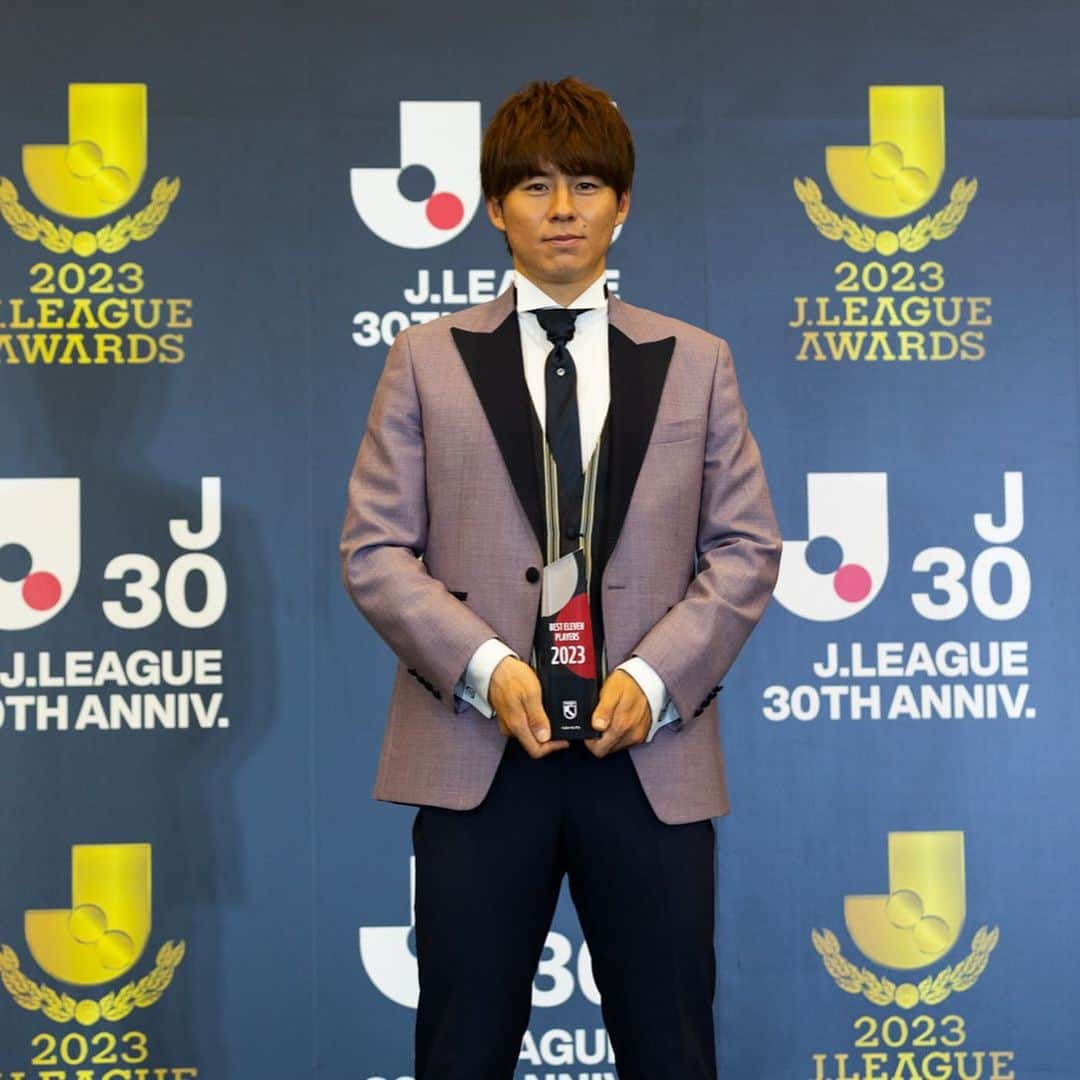 脇坂泰斗のインスタグラム：「2023 JLEAGUE AWARDS  Jリーグアウォーズにてベストイレブンに選出、表彰して頂きました。  この賞を頂けたのも、チームメイトやスタッフ、応援、サポートしてくれている方々のおかげです。 ありがとうございます！  選手として更に大きく慣れるように、これからも精進します。  #Jリーグアウォーズ　#J30」