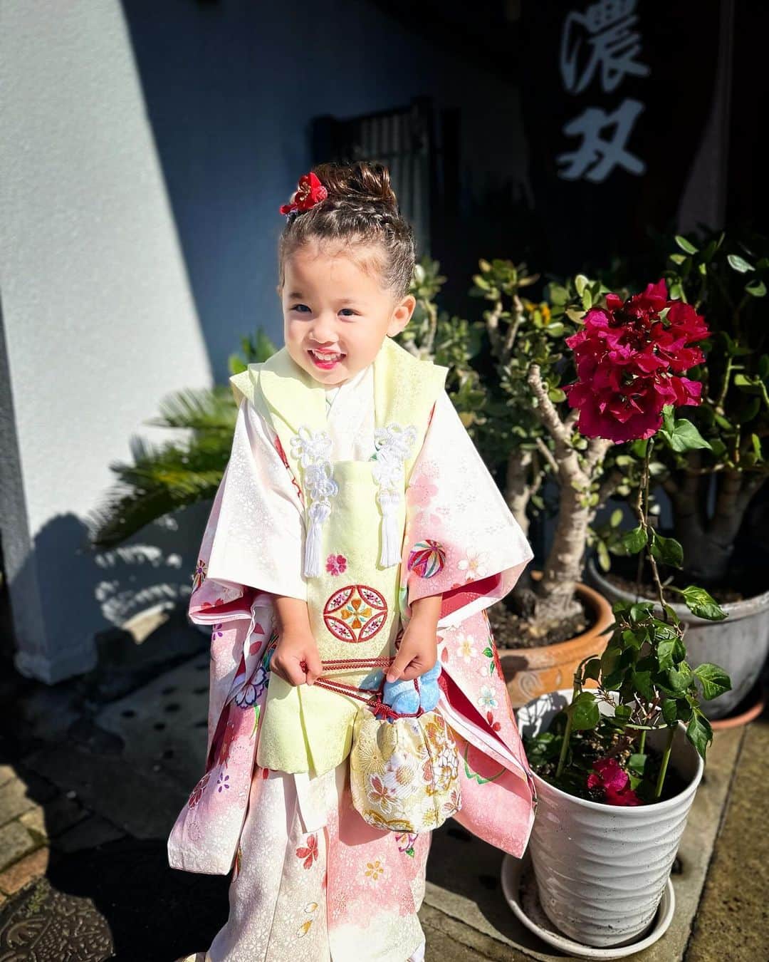 エリナ シルカのインスタグラム：「My little 3 year old 🐰 るーちゃんは終始ご機嫌。チャームポイントの歯のスマイルもでて、絶好調🤩❤️ #七五三　#3歳」