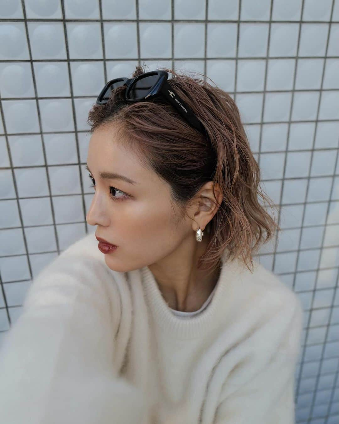 徳永 美乃里のインスタグラム：「ヘアカラー少し落ち着かせました💇🏻‍♀️ 前回の🍇🍇🍇もめちゃくちゃ気に入ってたんだけど、 洋服の合わせ的にも期間限定でしたぁ🥹🍇  こんなわがままに付き合わせて申し訳ない...🥲🙌🏻  最近また巻き髪の質問がくるんですが、 巻き方は10年ほど前から変わってないんだよなーっ🤣 動画、撮れるかな🫣」