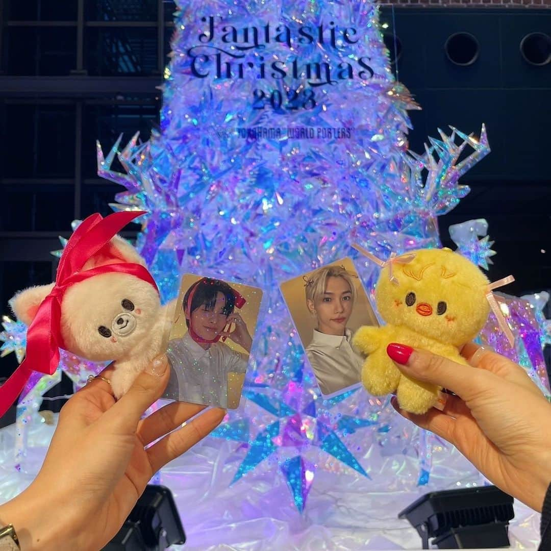 sayocoのインスタグラム：「🎀キッズの再現かあいすぎたなあ🥰🎄❣️ (オタクの味方、セリア様様🙏)  気づいたら師走で毎日忙しなくて ほぼ毎日ソファで寝落ちしてる気がする😪  #イエニペン#ピリペン#フォクシニー#ポガリ#skzoo#推し活#straykids#felix#yongbok#용복#필릭스#아이엔#스트레이키즈#스테이」