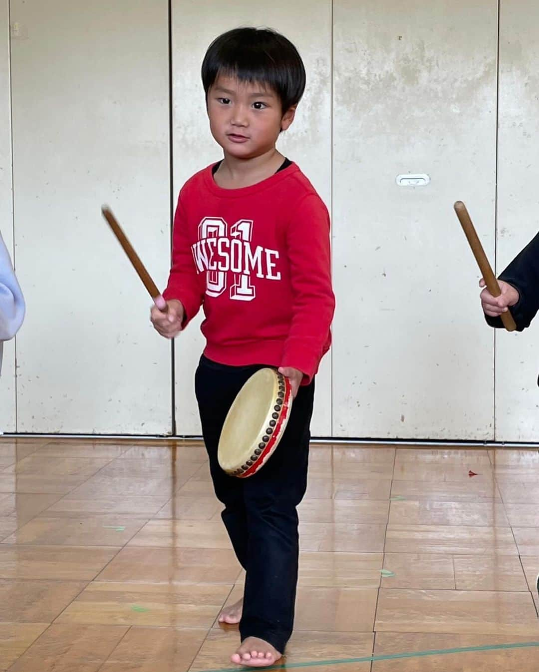 輝良まさとさんのインスタグラム写真 - (輝良まさとInstagram)「・ 2023.12.6 保育園の生活発表会🥰 5月の運動会の時は恥ずかしがって俯いたままほぼ固まってたけど、今回は照れながらも一生懸命頑張ってくれました😭 主人が仕事があったので、見終わった後すぐ帰ってしまったので3人の写真は撮れなかったけど💦  そのあとはお友達とランチに行き、汗だくになって沢山遊びまくりました❤️  頑張ったね、偉かったよ😭❣️ 成長を感じた1日でした😆👍  #保育園#生活発表会#頑張りました#感動#レインボーベビー#レインボーベビー真那人#令和元年ベビー#6月生まれ#6月11日#4歳5ヶ月#幼児#やんちゃ#活発#元気いっぱい#可愛い#愛おしい」12月6日 21時56分 - kirahama0703