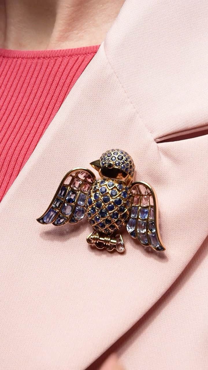 クリスティーズのインスタグラム：「Spread your wings…✨  Christie’s Paris is thrilled to present the return of the ‘Joaillerie Paris’ online jewellery sale.  Conceived around 1940, the Parisian sparrow is depicted with a body composed of corundum cabochons. This more recent version, inspired by a design from Juliette Moutard, is inset with pink tourmalines and clear sapphires, and for the first time at auction, earrings with stylized wings come to complement the brooch.  Discover this exceptional jewellery set, and many others at Christie’s Paris this December.  📍Highlights will be on view at Christie’s Paris from 8 - 15 December.  🗓Joaillerie Paris | Online: 1 - 15 December 12PM CET.  📸 © Sahar M. Khoury  @christiesparis #christiesjewels #jewels #christiesparis」