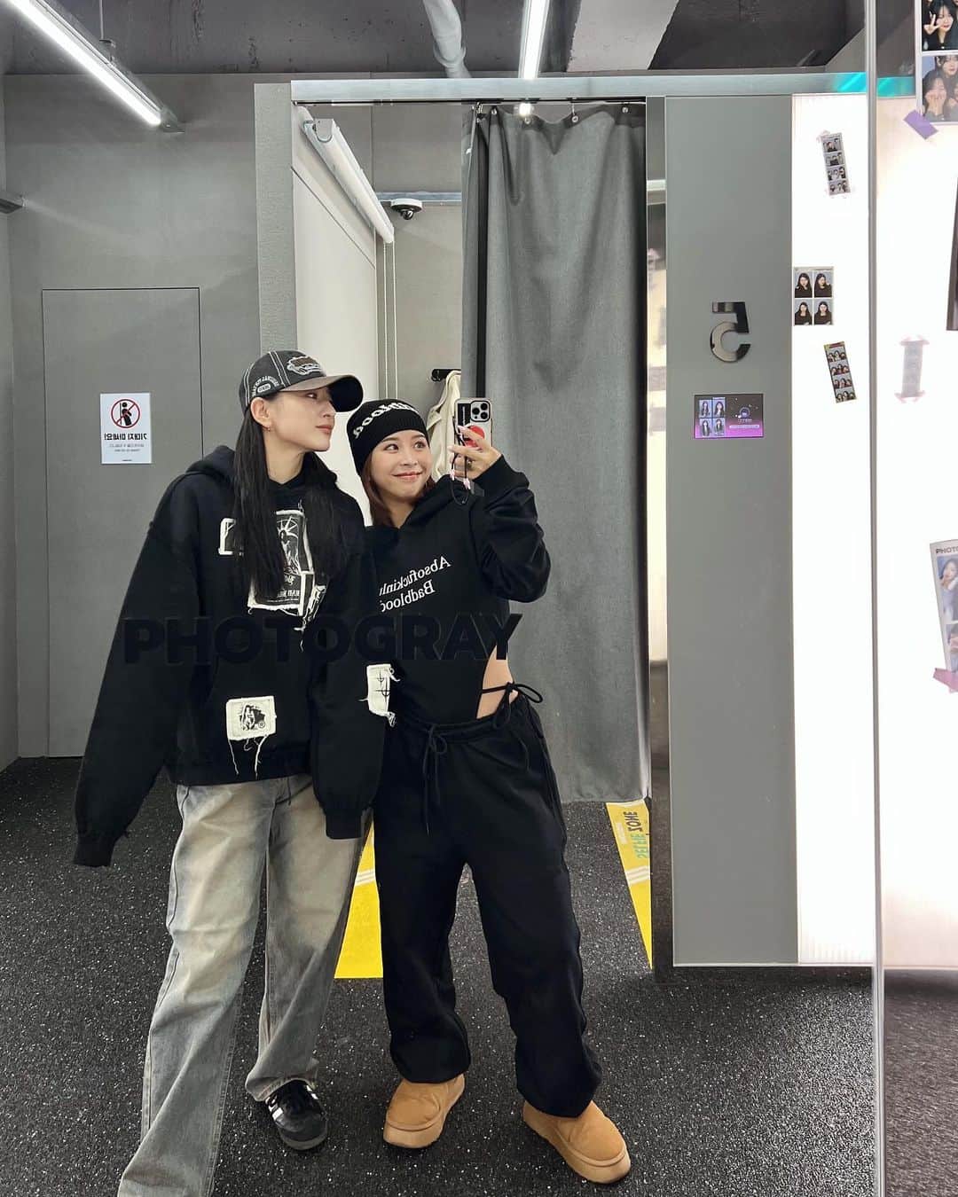 ヒロタナギサのインスタグラム：「_  ALL現地調達品🛍️で成り立った最終日🇰🇷✈︎笑  夏での買い物のキャリーのかさばりに悲鳴あげたから 冬物の買い物かなりビビってたけど ぎりっぎりでなんとか通過🥱ww  おかげさまで手荷物は地獄状態だった🤣ww」
