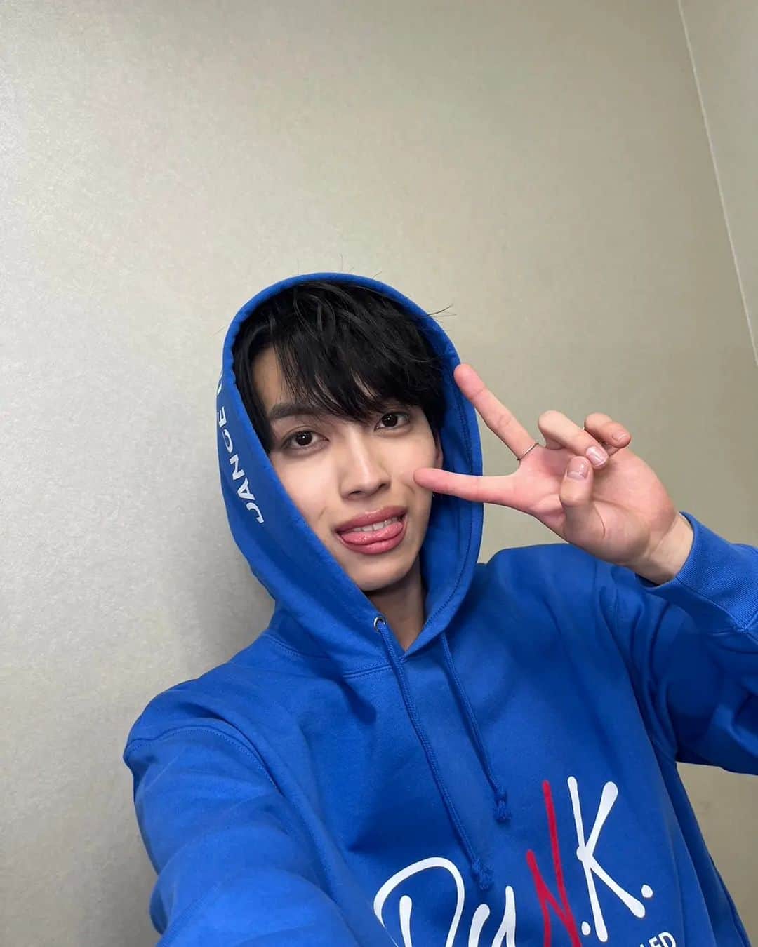 MAZZELさんのインスタグラム写真 - (MAZZELInstagram)「EIKIです！   本日12/6の誕生日を迎えて、22歳になりました。🎂 たくさんの温かいお祝いのメッセージをくれた皆様、メンバーのみんな、そしてMUZEのみんな。 ぜーーーーーんぶ受け取りました。本当に本当にありがとうございます。🥲   約1年前。MAZZELになってからは特に、寝てる時によく見るような、良いシーンで終わっちゃう夢みたいに、いつか急に覚めちゃうんじゃないかなってくらい夢みたいな毎日を送っていて、でもそれはちゃんと現実だからって自分自身とちゃんと向き合って、必死に、とにかく必死に突き進んだ1年だったなと思います。   22歳。まだまだちっちゃい背中だけど、みんなが懸けてくれる期待や、たくさんの愛をしっかりと受け止めて、周りのみんなにたくさん甘えて、自分らしく頑張っていきます！  そして、大好きな人たちと、いっぱいいっぱい笑っていられますようにーー！！🫰🙂  #MAZZEL #EIKI #HBD_EIKI  2023.12.06 HAPPY BIRTHDAY to EIKI 🎂」12月6日 22時00分 - mazzel_official