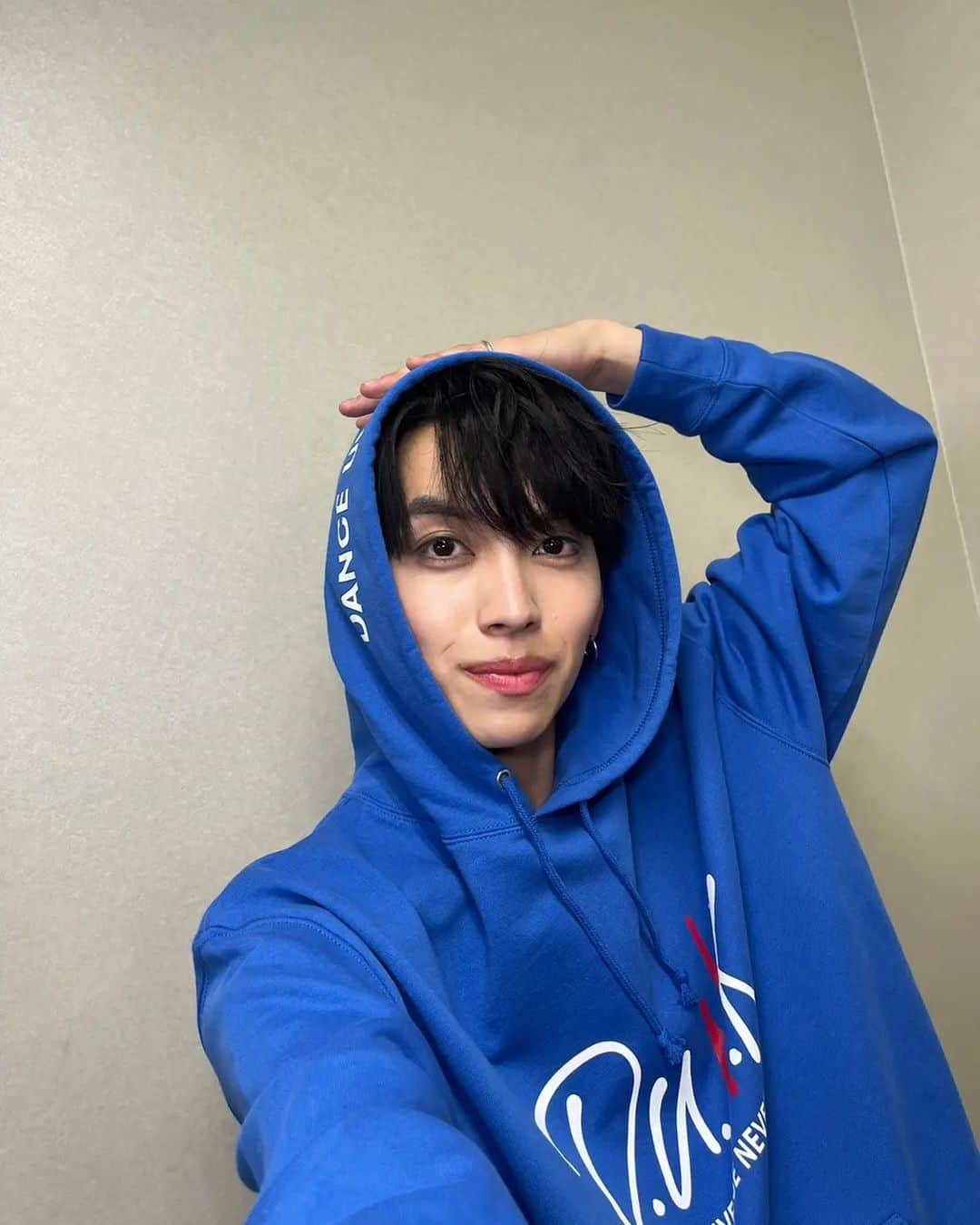 MAZZELさんのインスタグラム写真 - (MAZZELInstagram)「EIKIです！   本日12/6の誕生日を迎えて、22歳になりました。🎂 たくさんの温かいお祝いのメッセージをくれた皆様、メンバーのみんな、そしてMUZEのみんな。 ぜーーーーーんぶ受け取りました。本当に本当にありがとうございます。🥲   約1年前。MAZZELになってからは特に、寝てる時によく見るような、良いシーンで終わっちゃう夢みたいに、いつか急に覚めちゃうんじゃないかなってくらい夢みたいな毎日を送っていて、でもそれはちゃんと現実だからって自分自身とちゃんと向き合って、必死に、とにかく必死に突き進んだ1年だったなと思います。   22歳。まだまだちっちゃい背中だけど、みんなが懸けてくれる期待や、たくさんの愛をしっかりと受け止めて、周りのみんなにたくさん甘えて、自分らしく頑張っていきます！  そして、大好きな人たちと、いっぱいいっぱい笑っていられますようにーー！！🫰🙂  #MAZZEL #EIKI #HBD_EIKI  2023.12.06 HAPPY BIRTHDAY to EIKI 🎂」12月6日 22時00分 - mazzel_official
