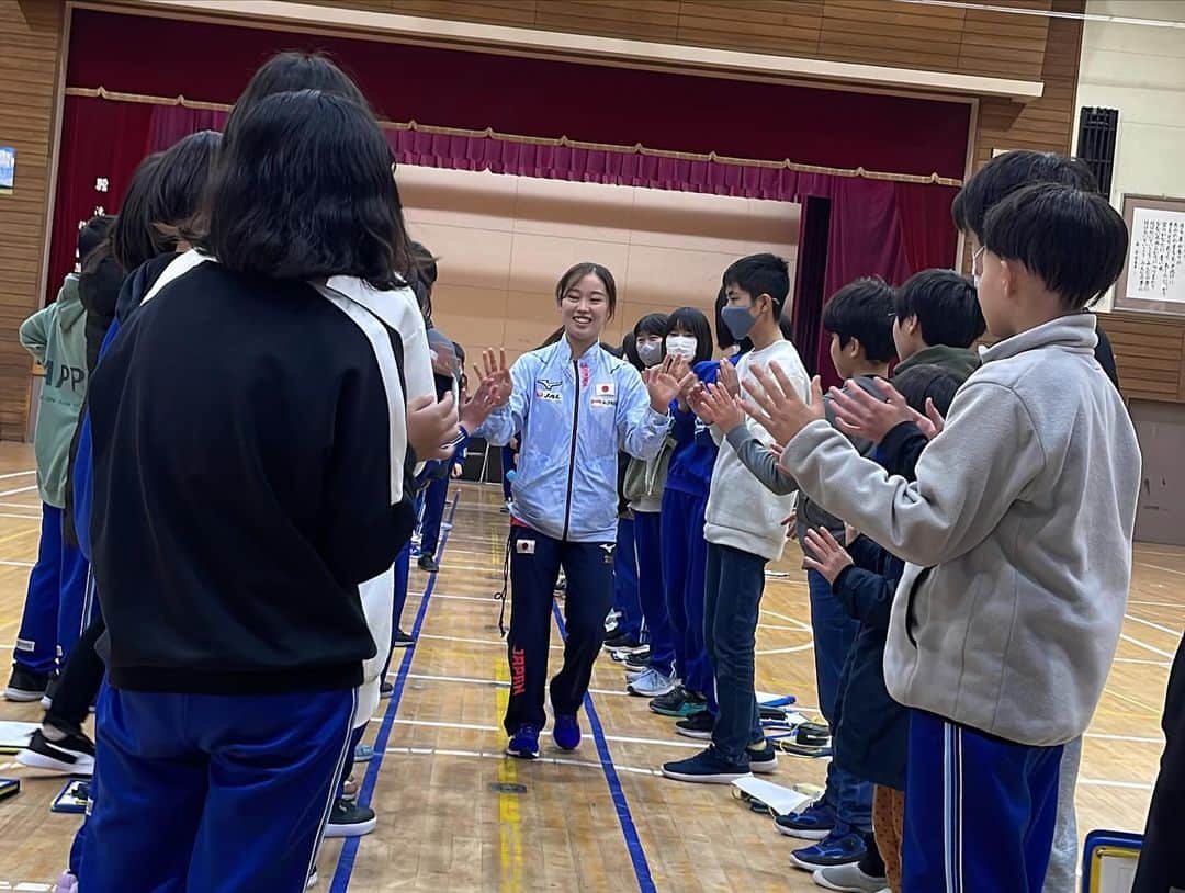 畠田姉妹（畠田瞳・畠田千愛）さんのインスタグラム写真 - (畠田姉妹（畠田瞳・畠田千愛）Instagram)「本日は滝沢第二小学校で体育の授業をさせていただきました！  76名の大人数での授業でしたが、みんな元気よく取り組んでくれました✨  最後は花道を作ってくれて、暖かい気持ちになりました☺️  ありがとうございました✨   #スポーツ庁  #日本テレビ  #アスリーチ  #ドリームコーチング  #滝沢第二小学校」12月6日 22時03分 - hatakeda_sisters