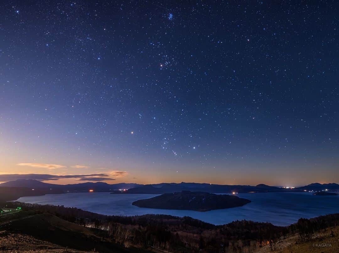 KAGAYAさんのインスタグラム写真 - (KAGAYAInstagram)「月あかりと昇るオリオン。 昇ったばかりの月が空を色づかせました。 月光に浮かび上がった湖と冬の星座たちの光景に、氷点下の寒さを忘れました。（先週、北海道にて撮影） 今日もお疲れさまでした。  #北海道 #星空 #starphotography」12月6日 22時03分 - kagaya11949