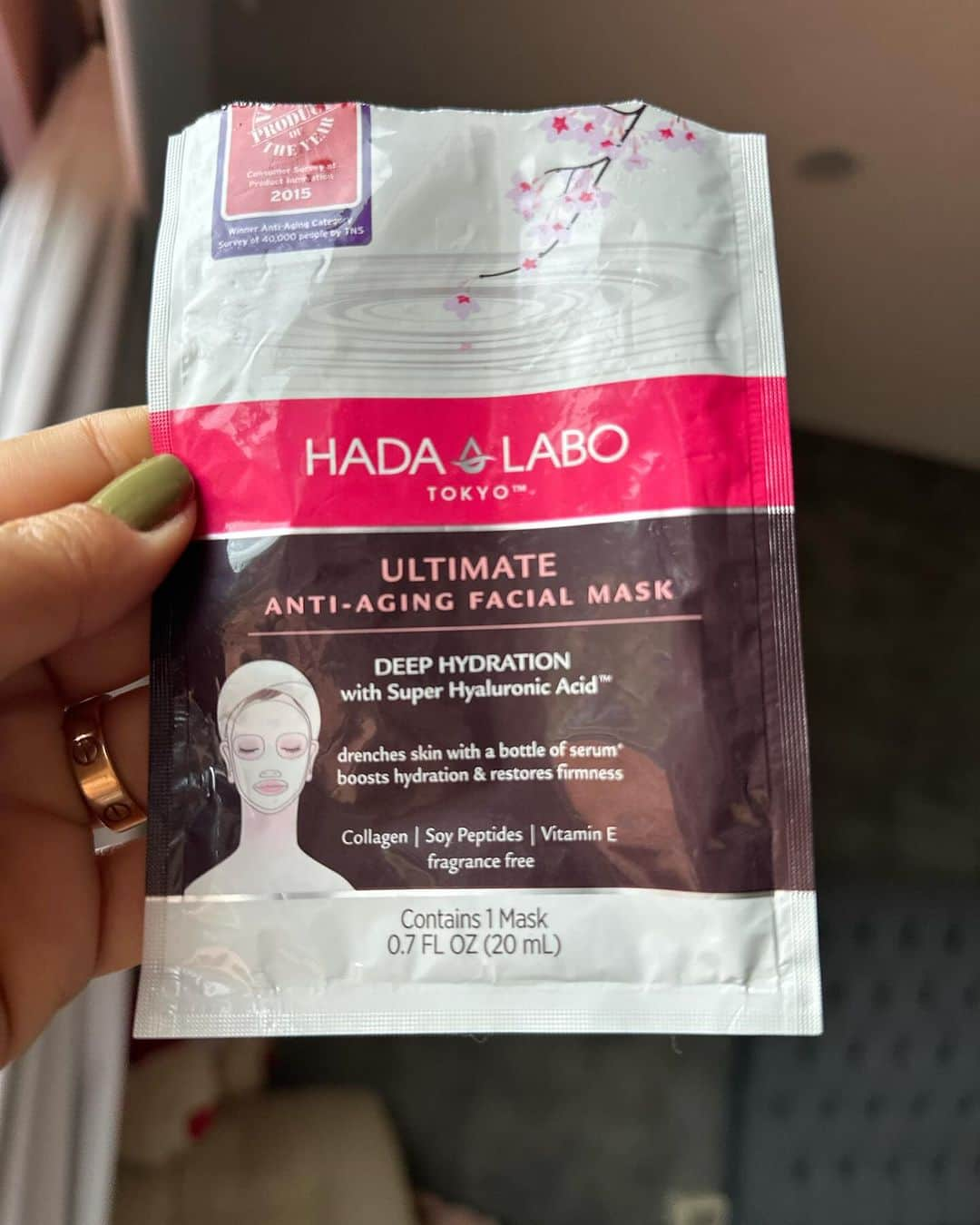 ラリッサ・リケルメさんのインスタグラム写真 - (ラリッサ・リケルメInstagram)「Razones por las que amarás nuestra Máscara Facial Anti-Edad de Hada Labo Tokyo™ 💕  🌸 Alisa las líneas de expresión y restaura la firmeza de tu piel 🌸 Contienen los ingredientes ideales para mejorar visiblemente tu piel.  🌸 Son ideales para todo tipo de piel. 🌸 No irritan. 🌸 Son libres de parabenos, sulfatos, gluten, fragancias, colorantes y aceites minerales.  ¿Todavía no las has probado?   🛒 @cassanellosaic   Ve por la tuya, tu piel te lo agradecerá 🥰   #antiagingskincare #skincareproducts #hadalabotokyo #skincareroutinesthatwork #skincare #acidohialuronico #acidohialuronicochile #sheetmask」12月6日 22時04分 - larissariquelme